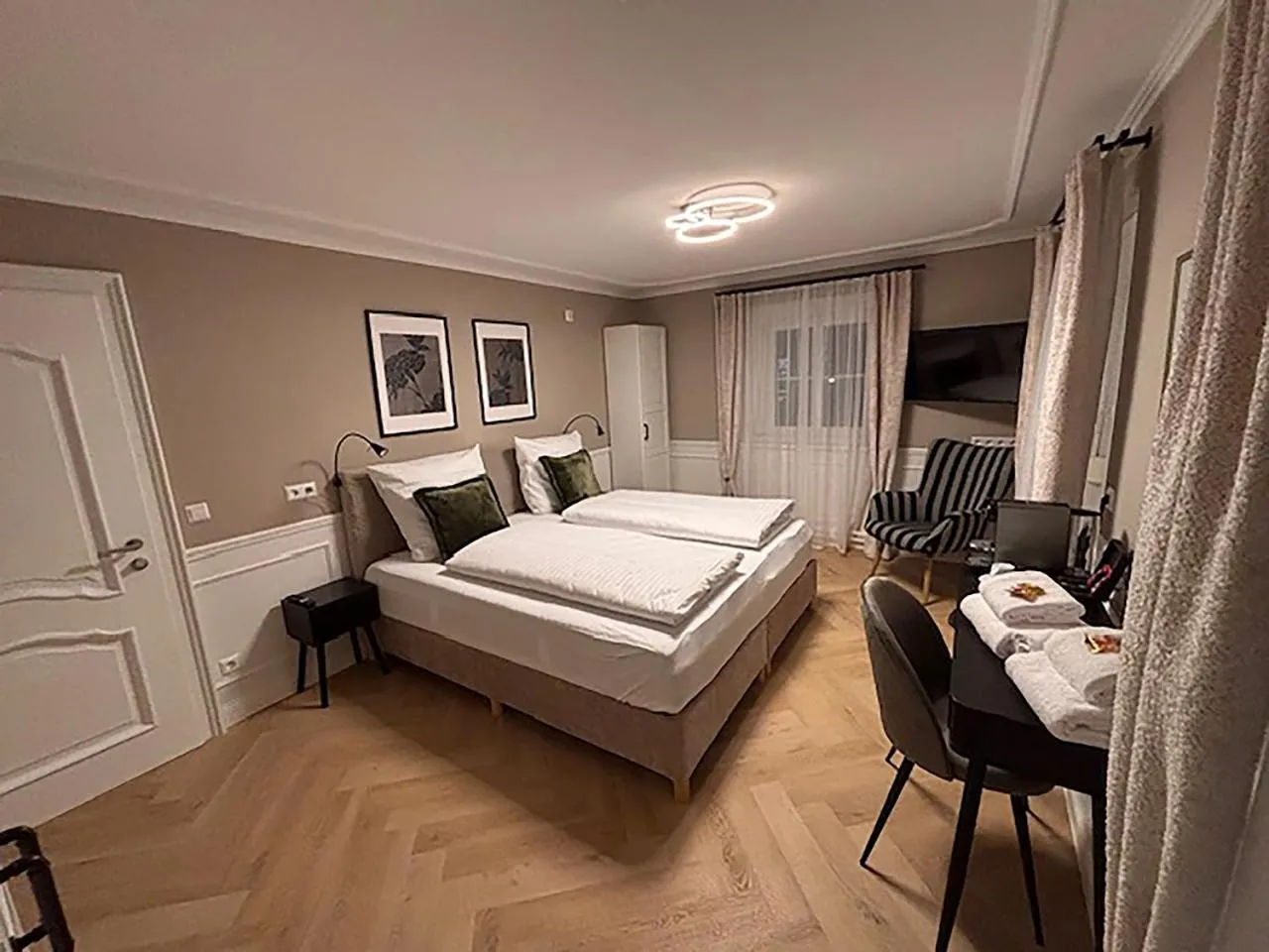 Bed in Hotel Garni in der Breite