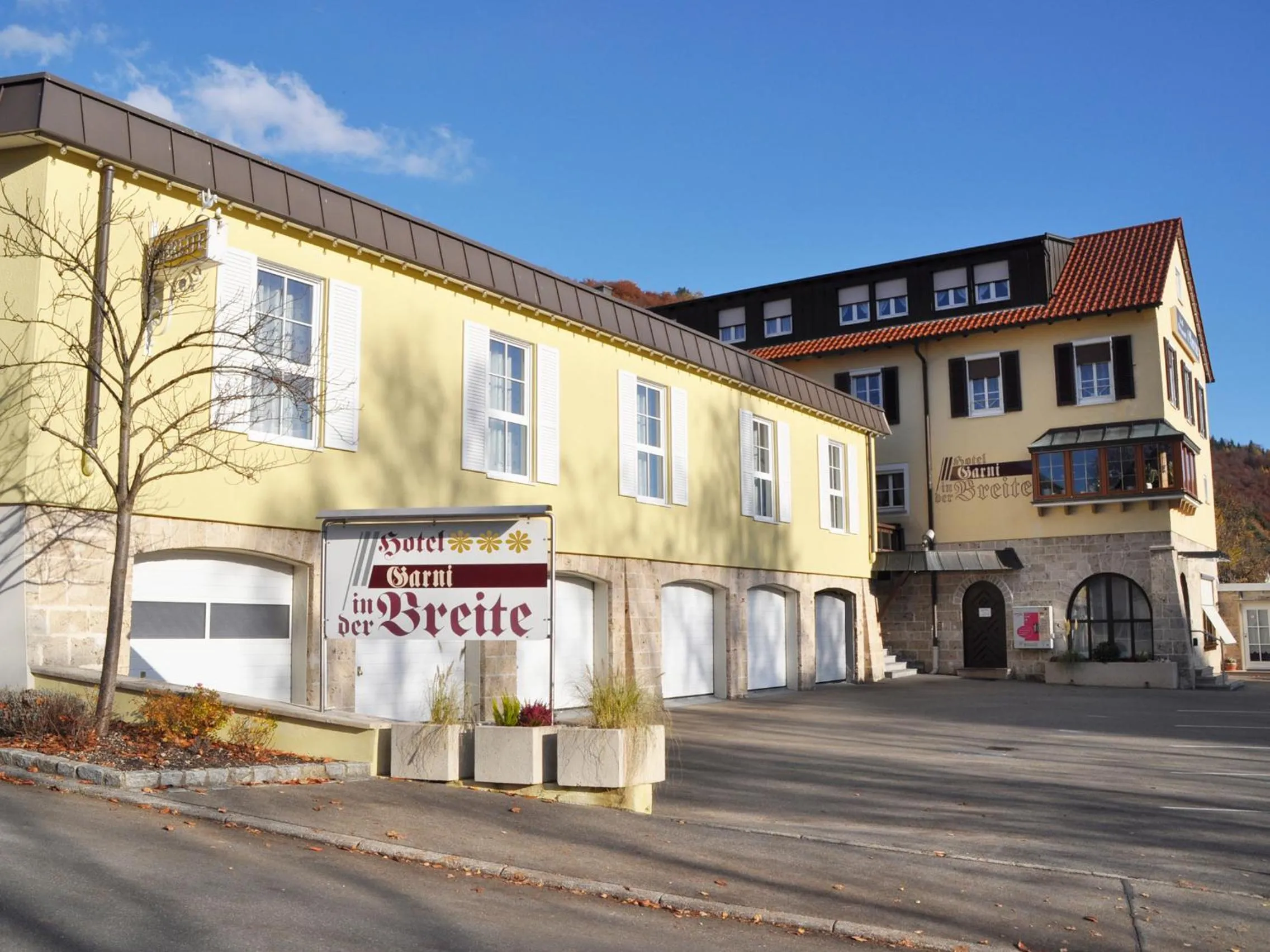 Property building in Hotel Garni in der Breite