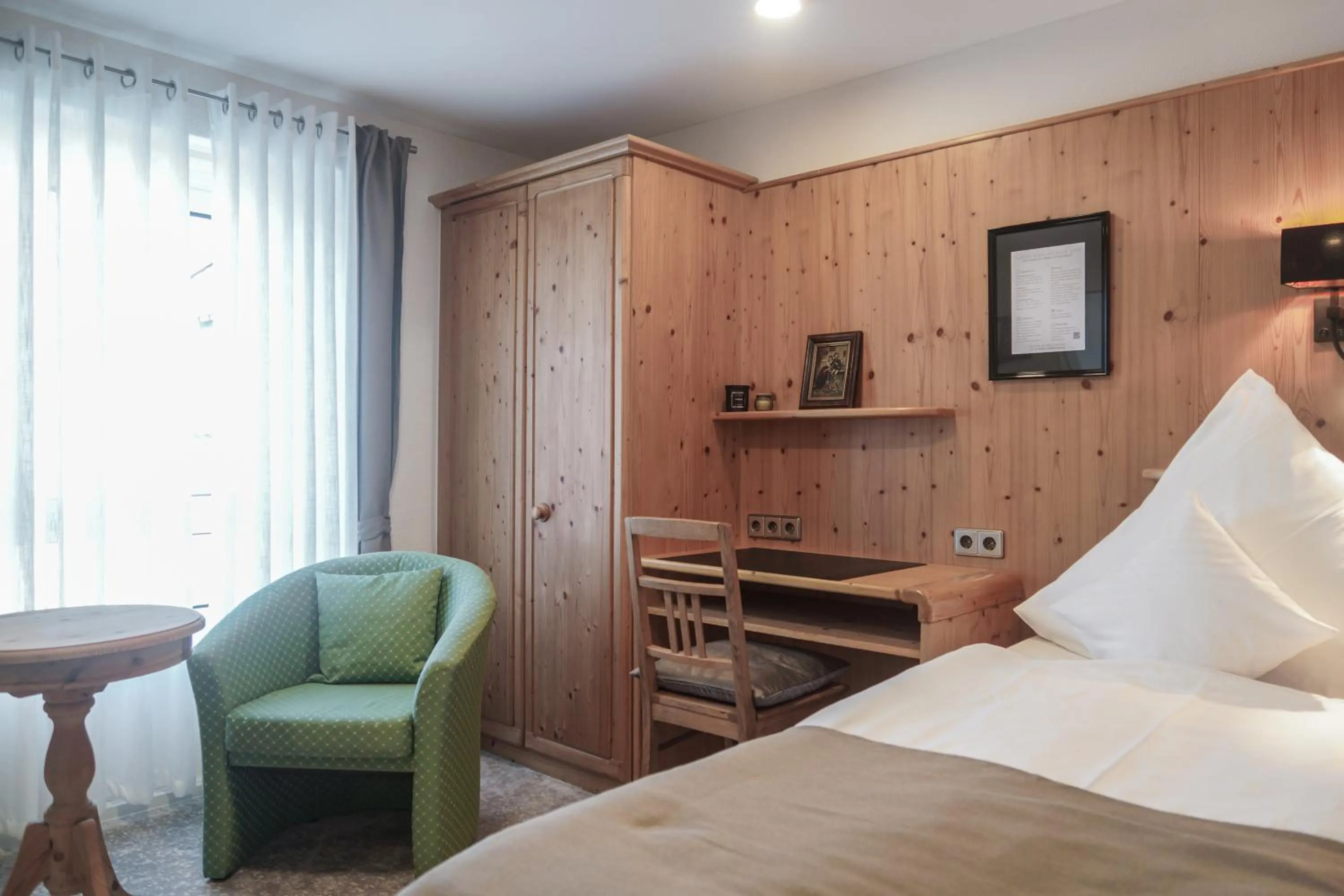 Bed in Hotel Garni in der Breite