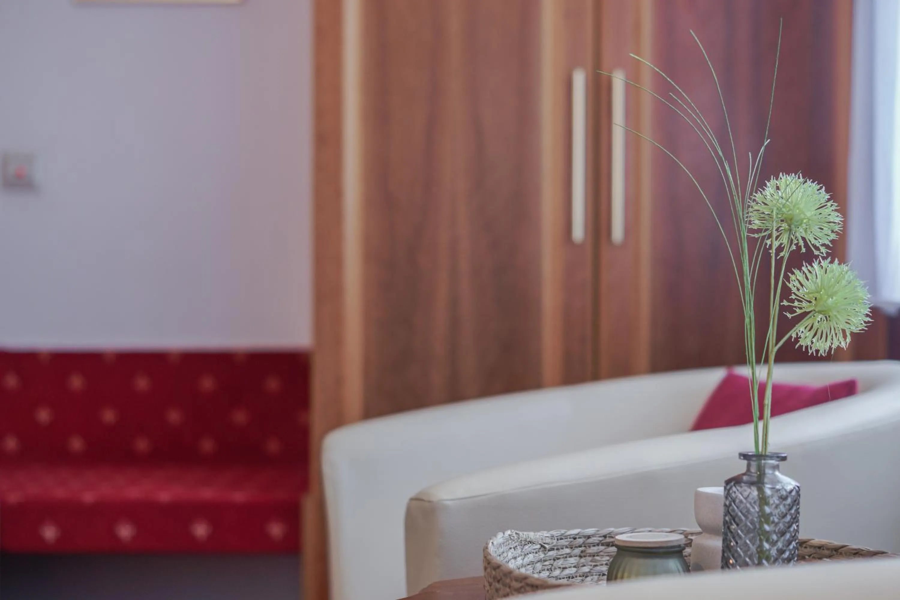 Seating area, Bed in Hotel Garni in der Breite