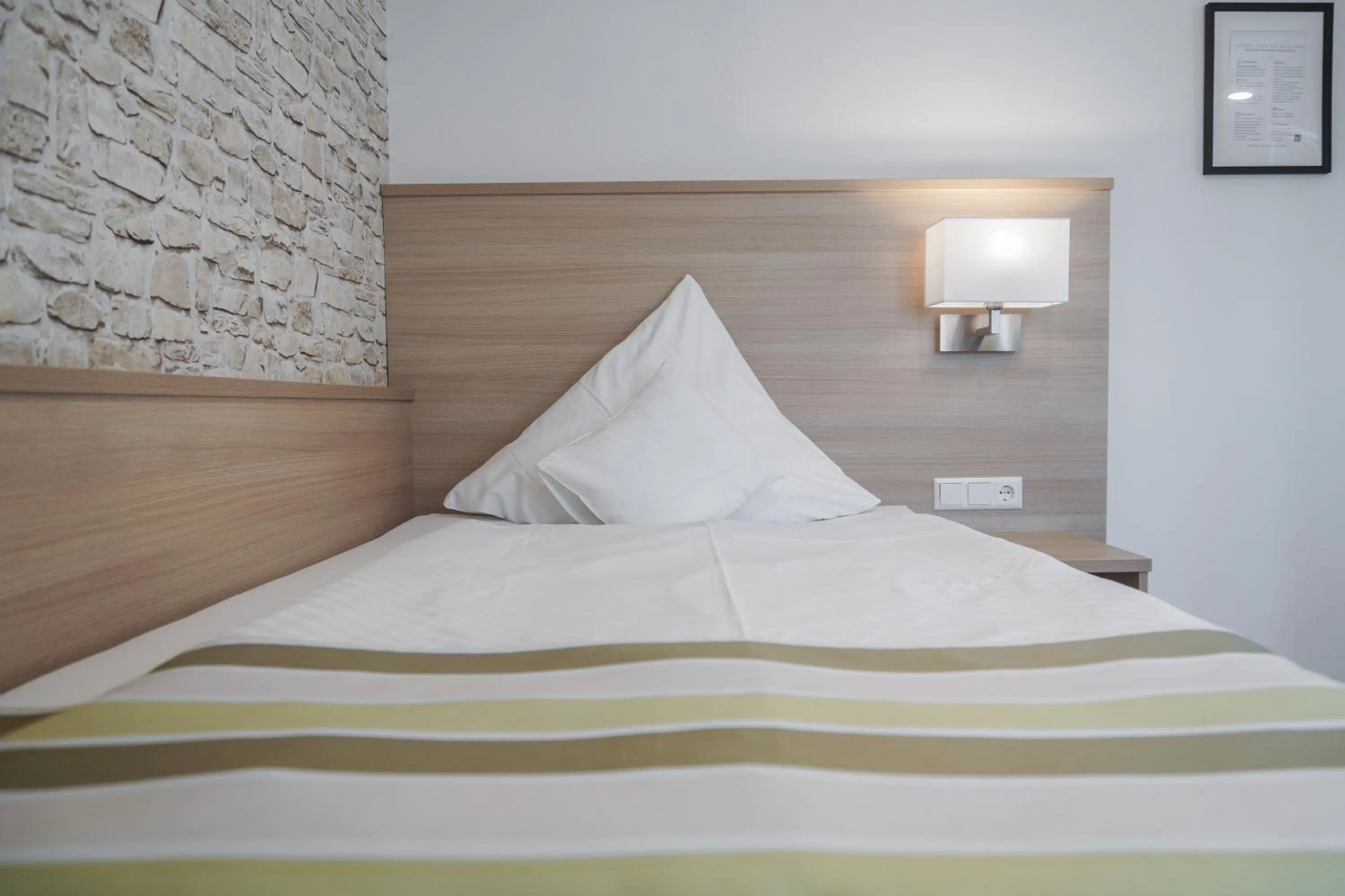 Bed in Hotel Garni in der Breite