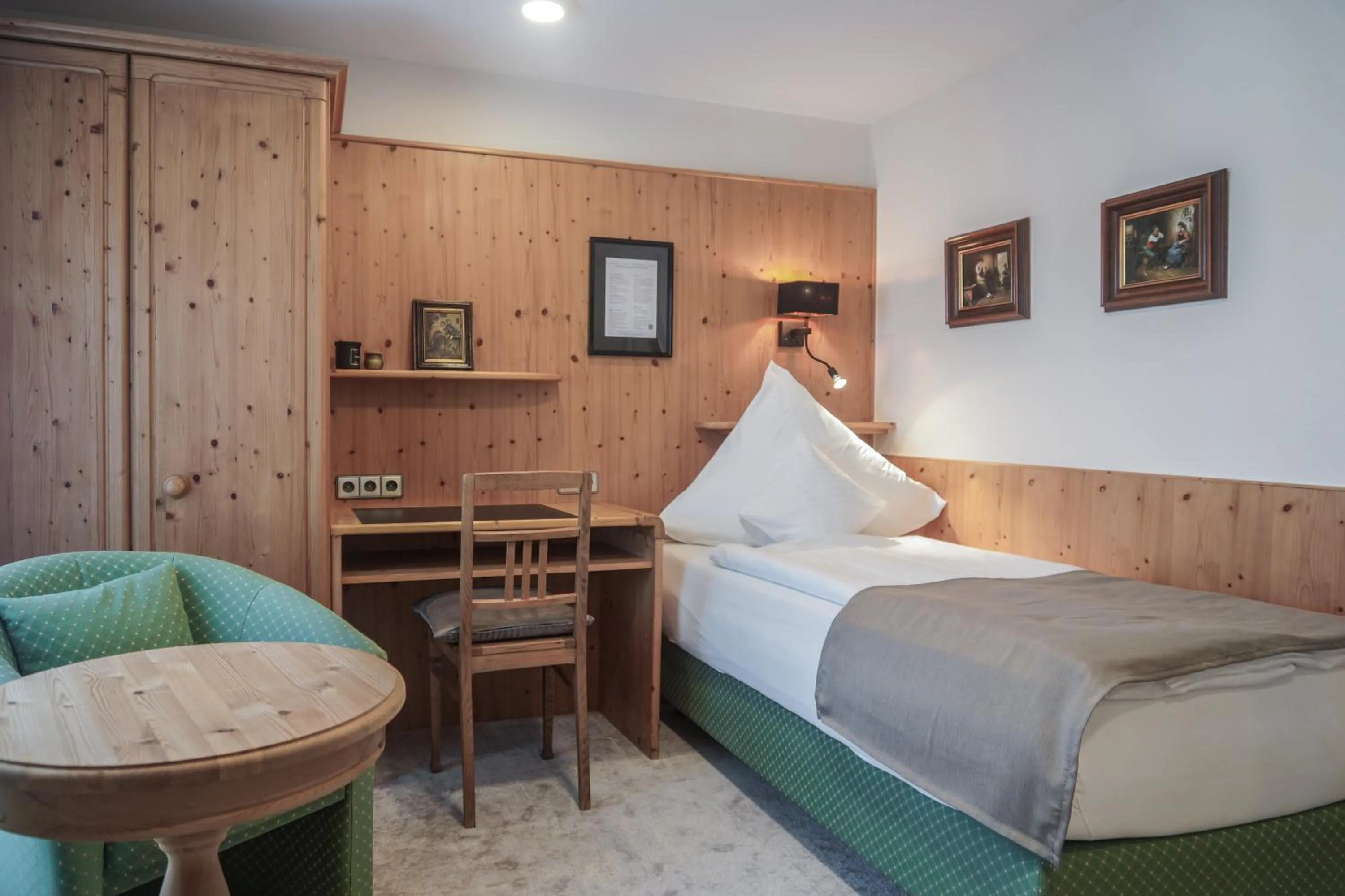 Bed in Hotel Garni in der Breite