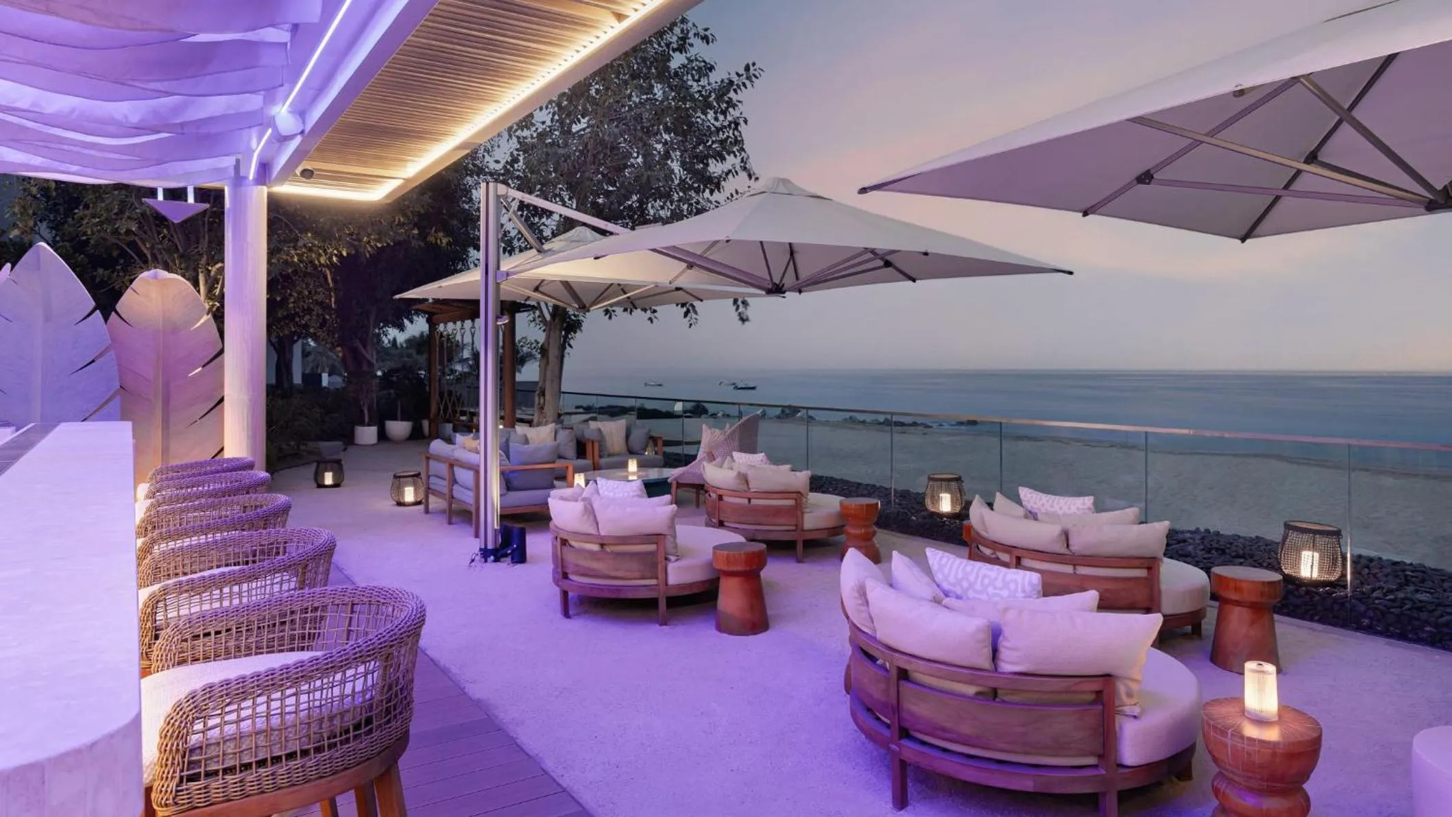Lounge or bar in InterContinental Fujairah Resort by IHG