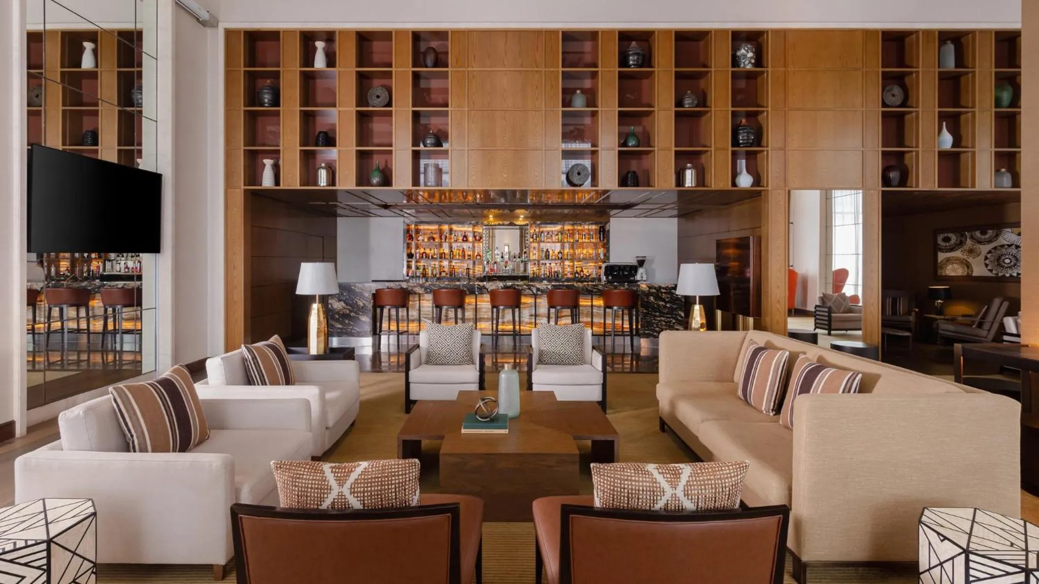 Lounge or bar in InterContinental Fujairah Resort by IHG