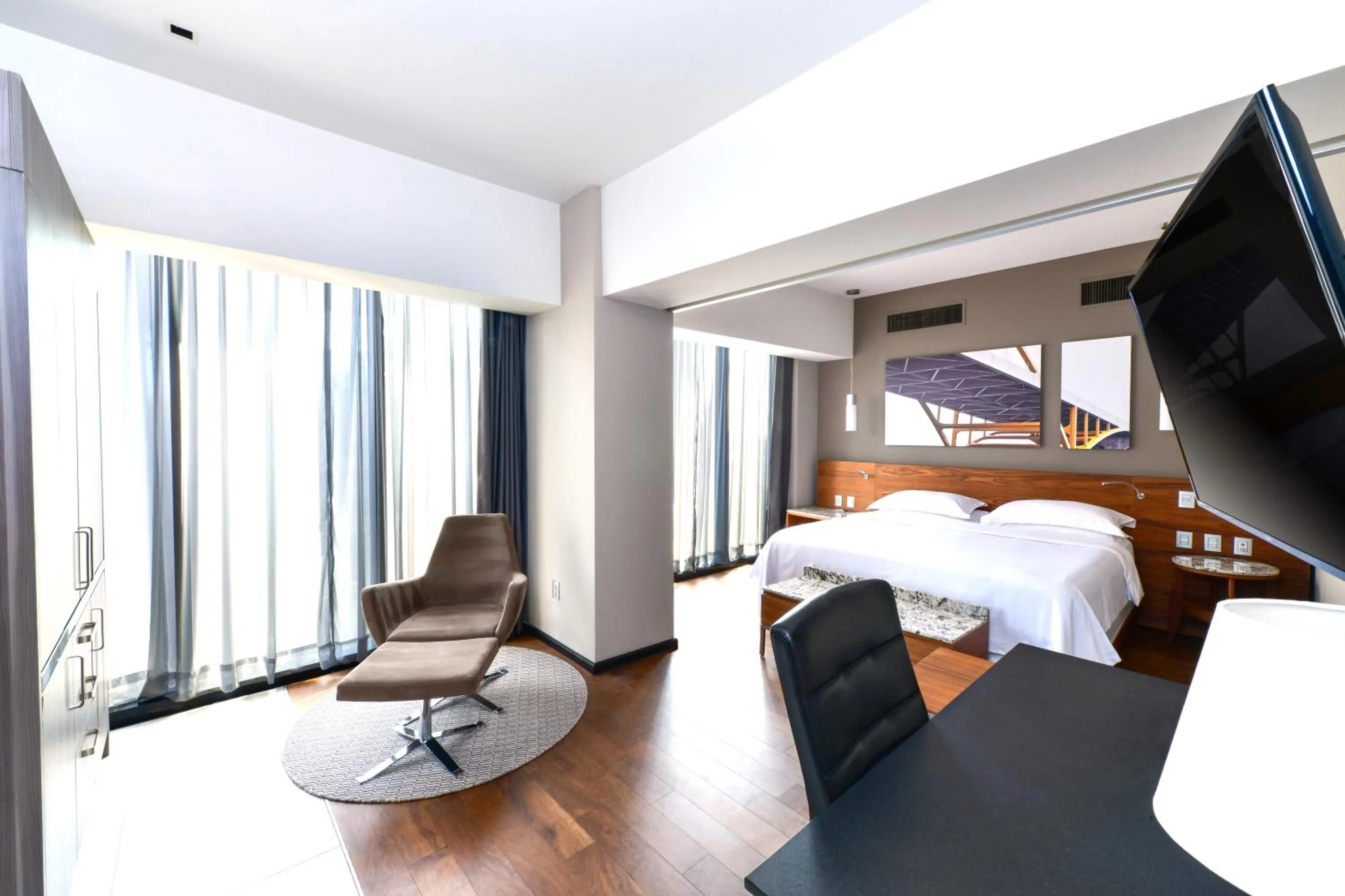 Photo of the whole room, Bed in Krystal Grand Suites Insurgentes