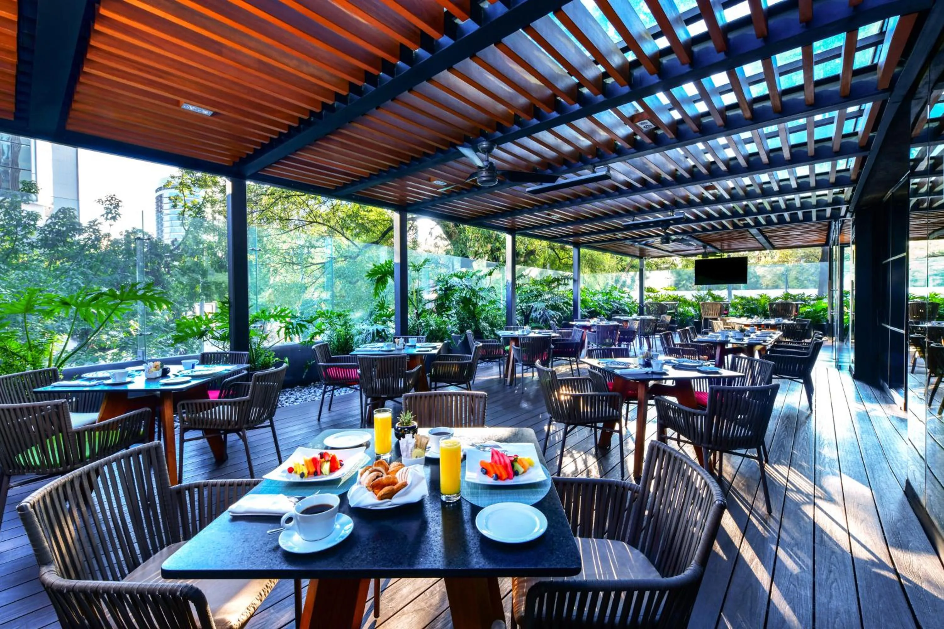 Restaurant/places to eat in Krystal Grand Suites Insurgentes