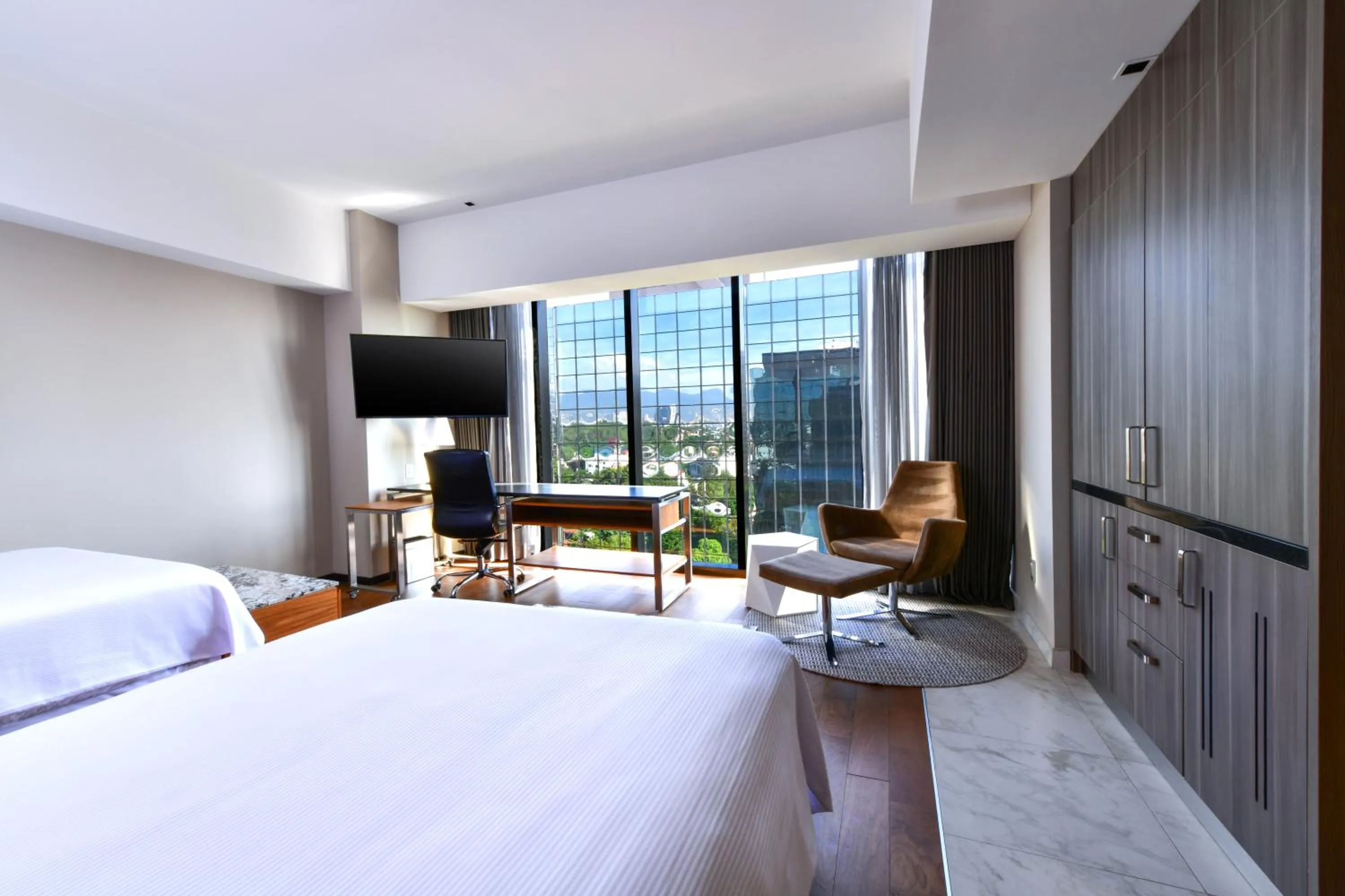 Photo of the whole room, Bed in Krystal Grand Suites Insurgentes