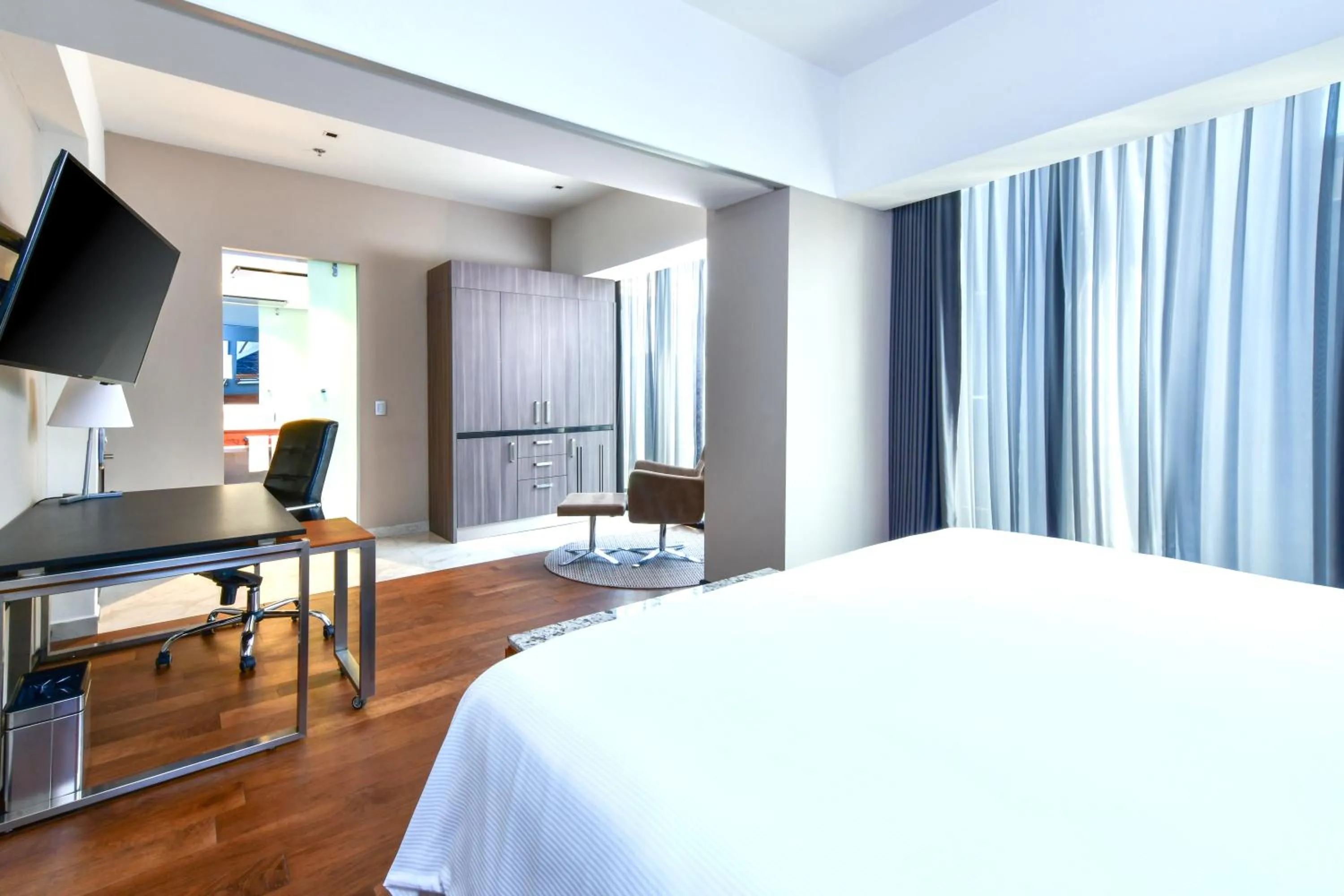 Photo of the whole room, Bed in Krystal Grand Suites Insurgentes