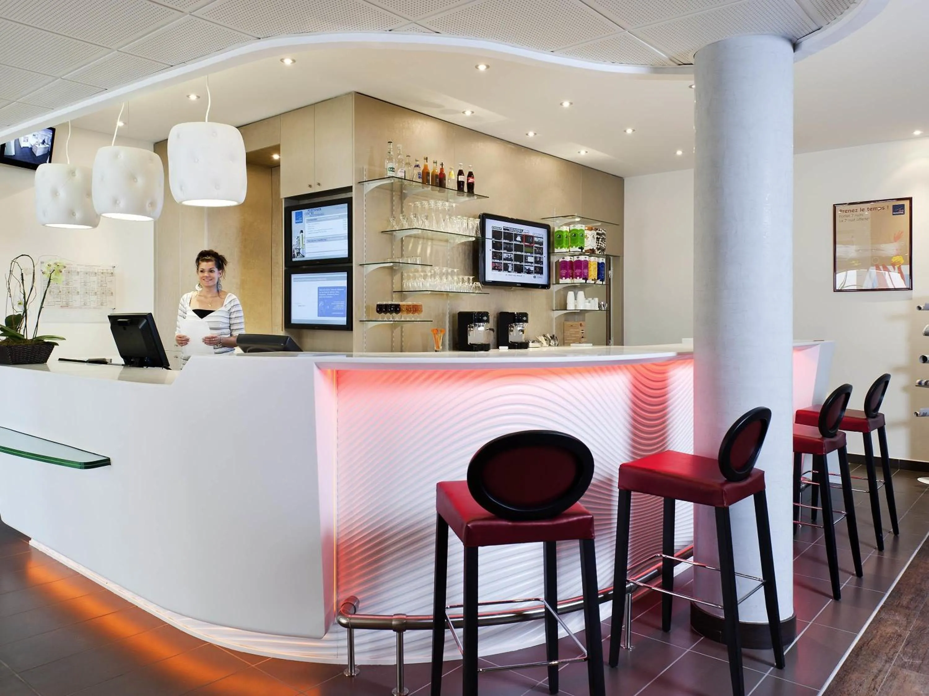 Lounge or bar in Novotel Suites Perpignan Centre - Grandes Suites & Confort Centre-Ville