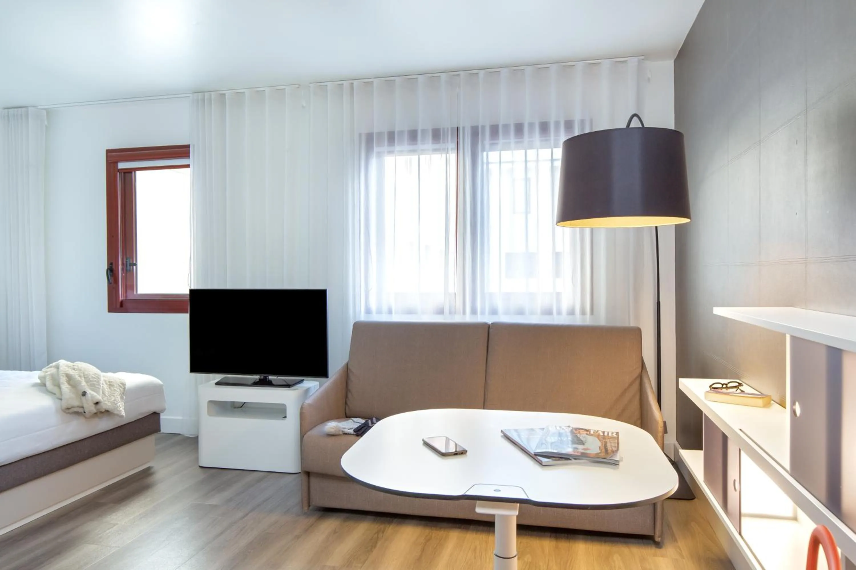 Seating area, Bed in Novotel Suites Perpignan Centre - Grandes Suites & Confort Centre-Ville