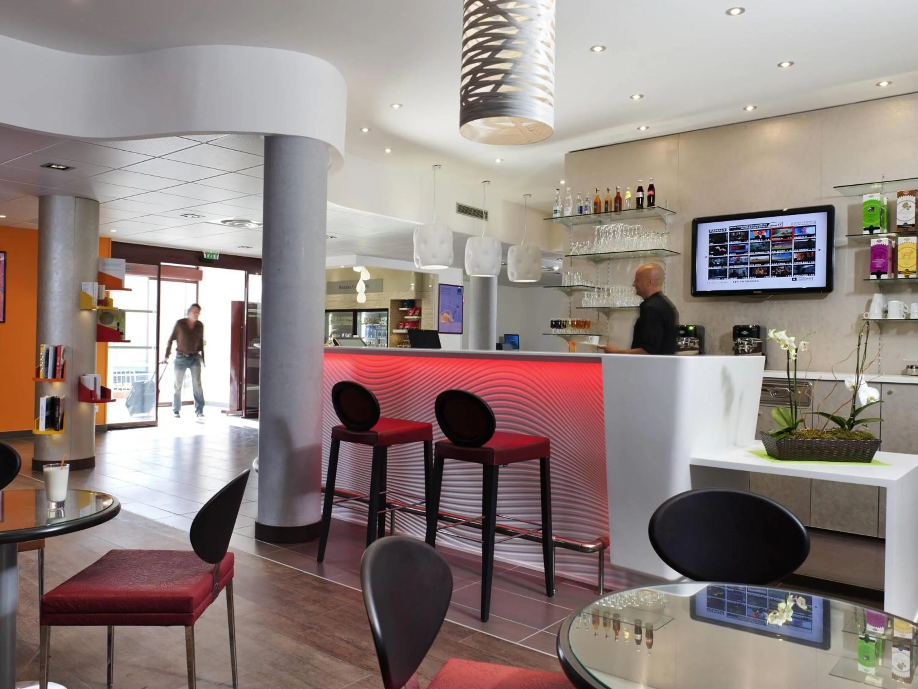 Lounge or bar in Novotel Suites Perpignan Centre - Grandes Suites & Confort Centre-Ville