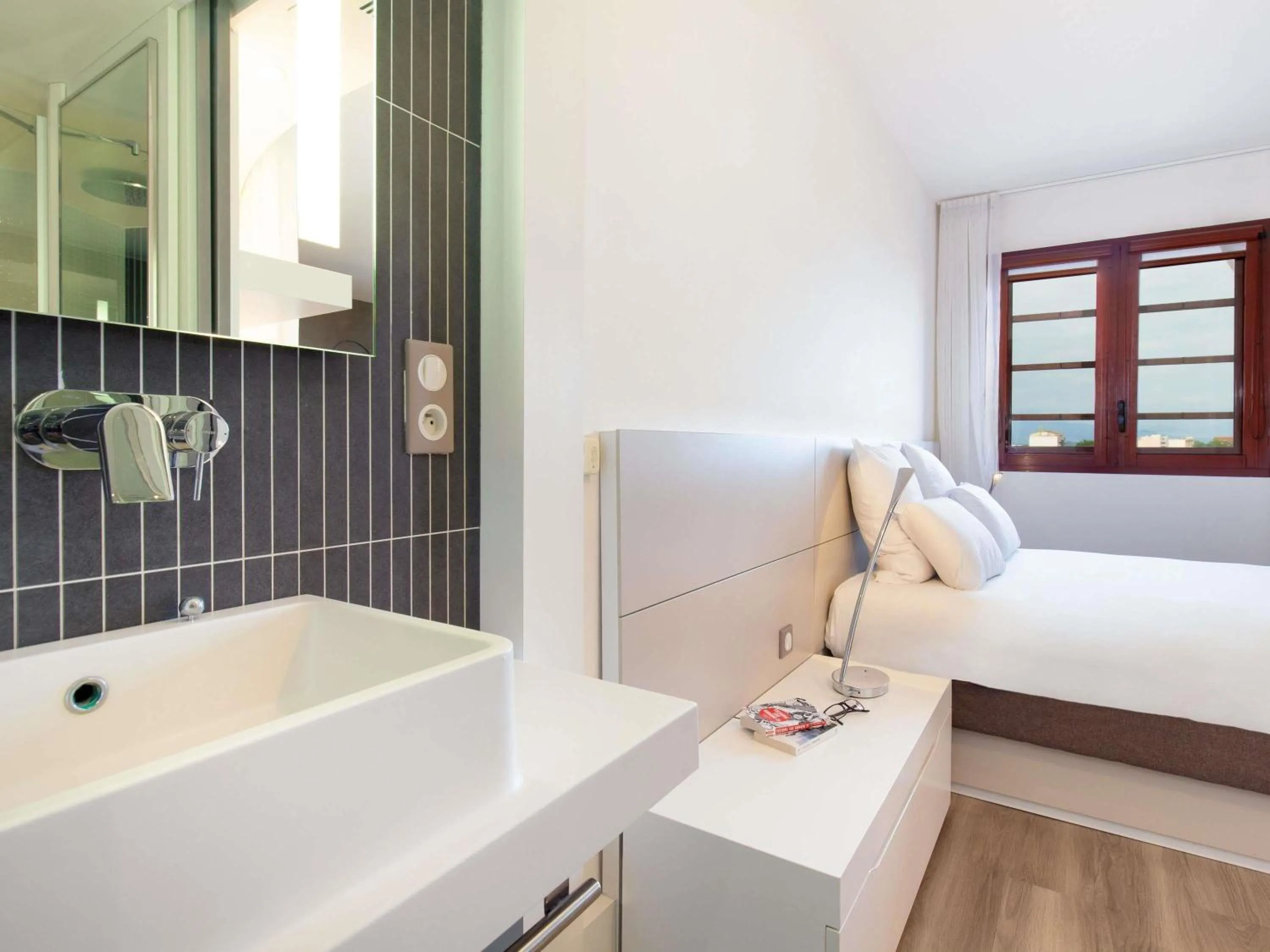 Bedroom, Bed in Novotel Suites Perpignan Centre - Grandes Suites & Confort Centre-Ville