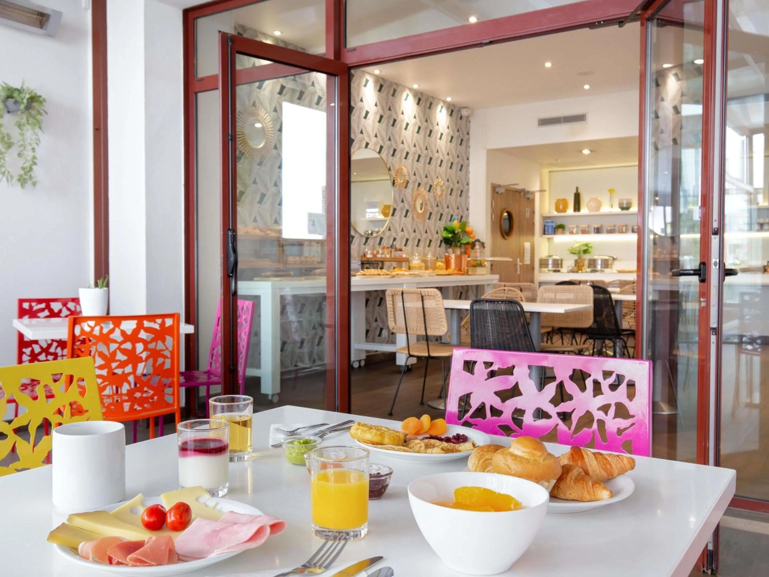 Breakfast in Novotel Suites Perpignan Centre - Grandes Suites & Confort Centre-Ville