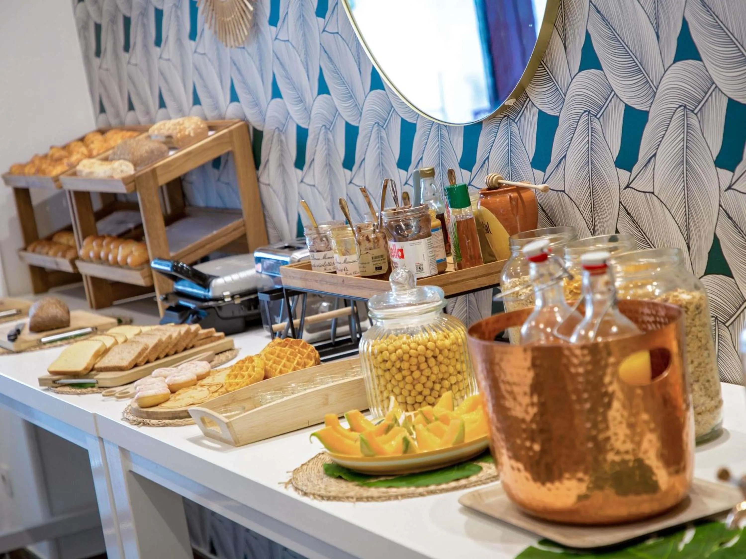 Breakfast in Novotel Suites Perpignan Centre - Grandes Suites & Confort Centre-Ville