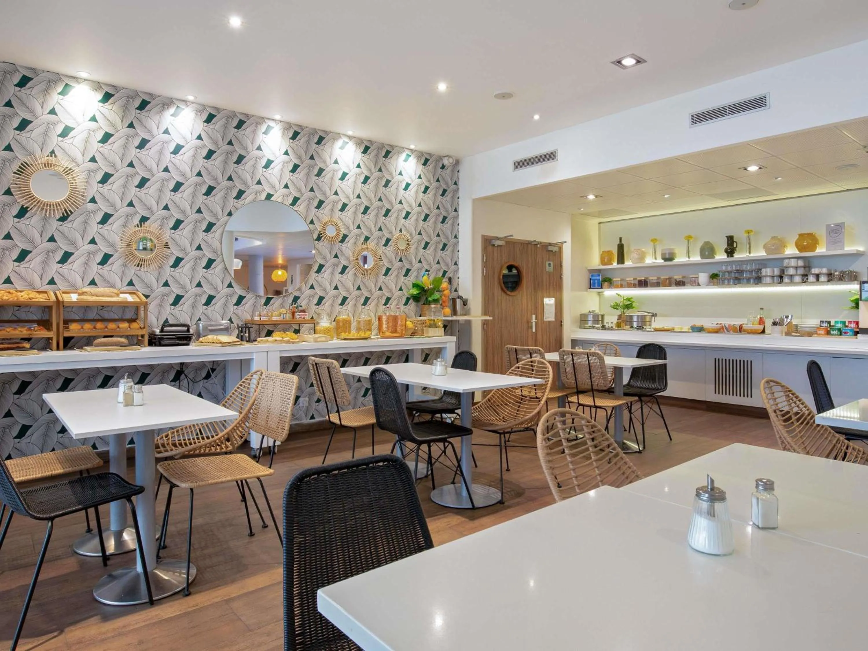 Breakfast in Novotel Suites Perpignan Centre - Grandes Suites & Confort Centre-Ville