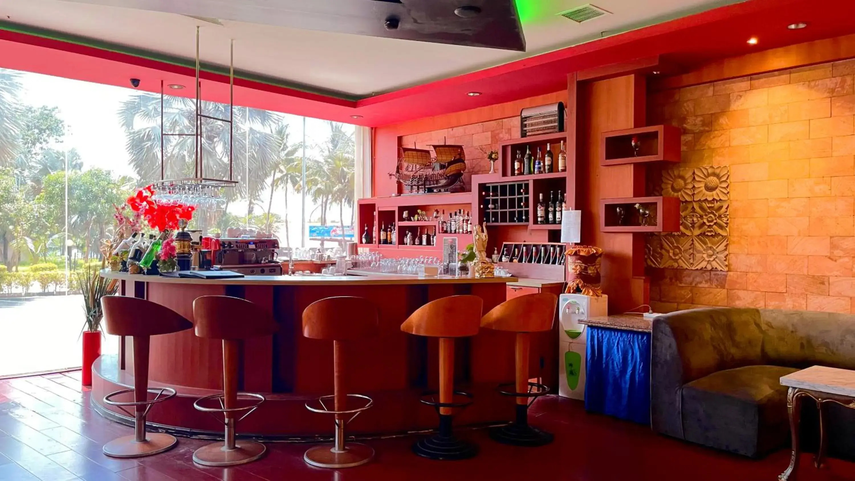 Lounge or bar in Golden View Hotel Lounge or bar in Golden View Hotel