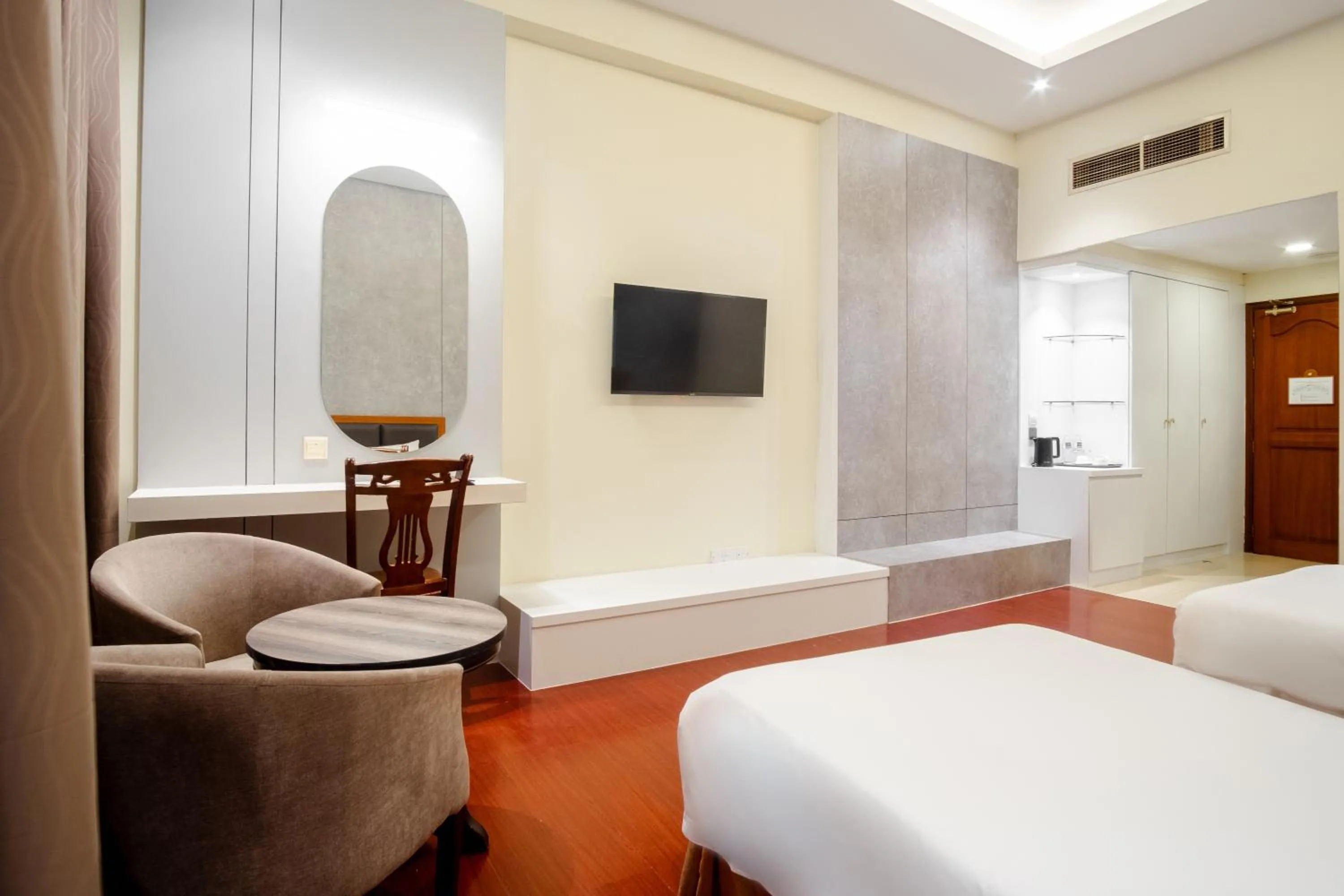 Bedroom, Bed in Golden View Hotel