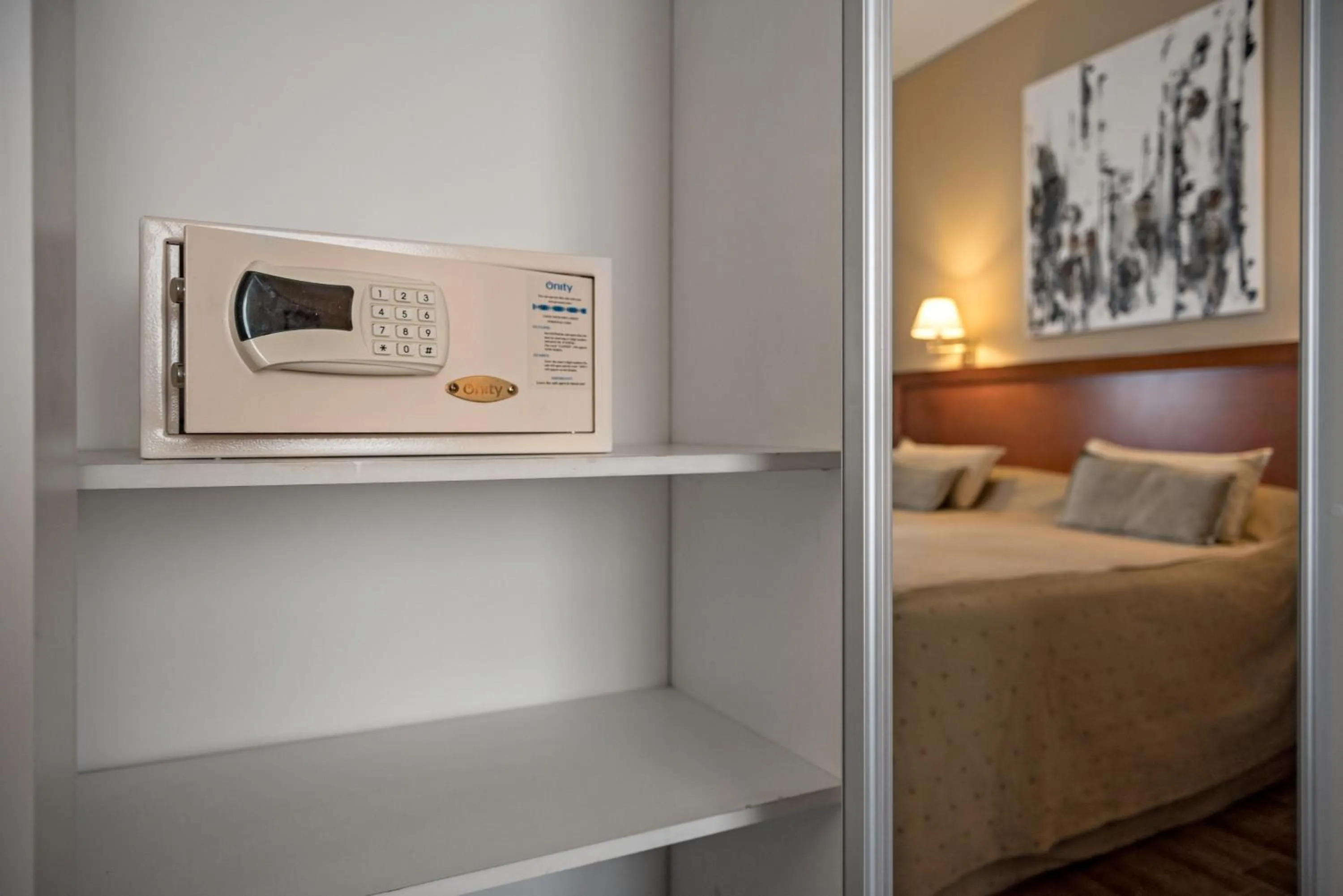 safe, Bed in Hotel Riviera