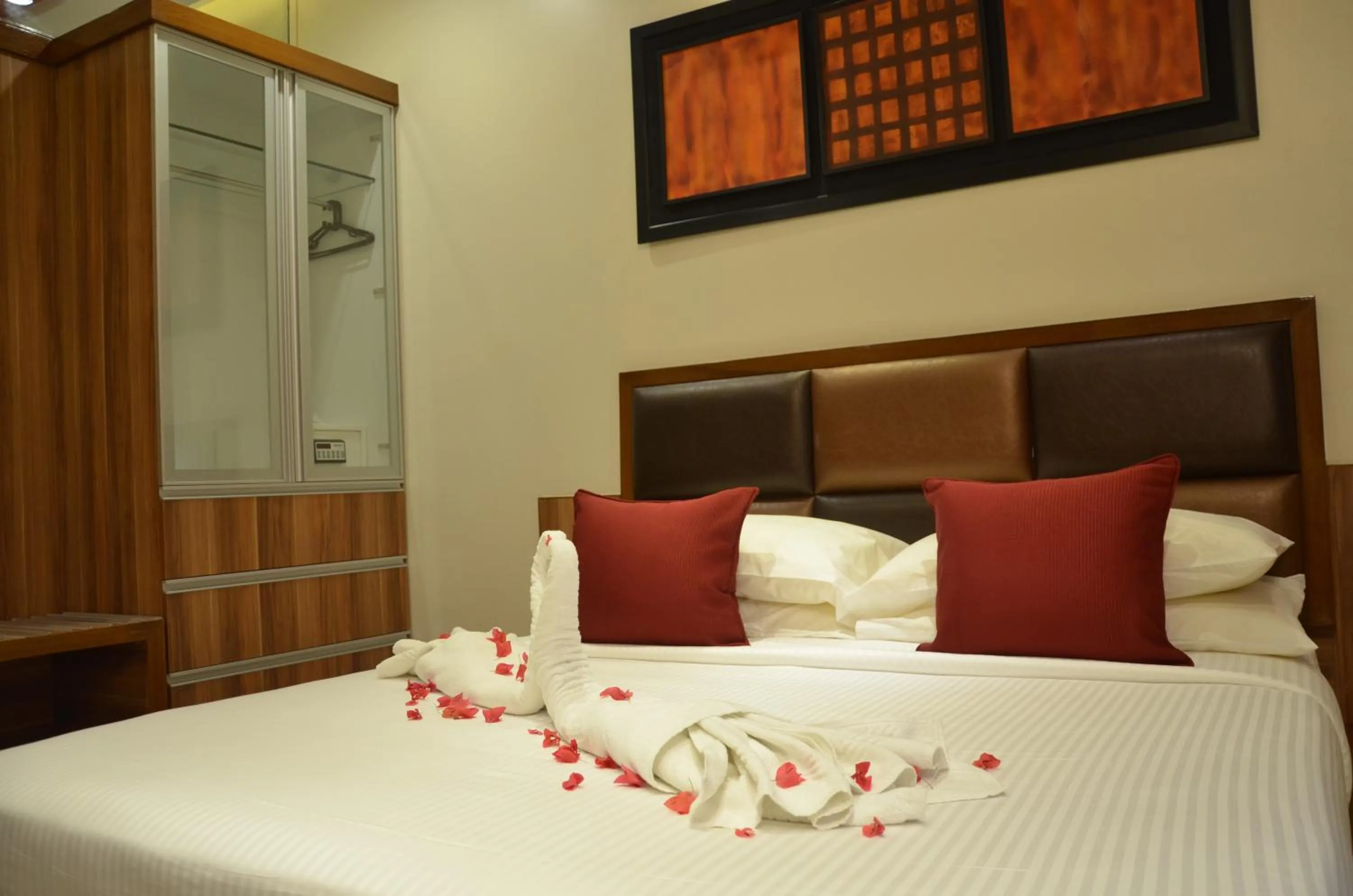 Bed in Sea Palace Hotel - near Gateway of India