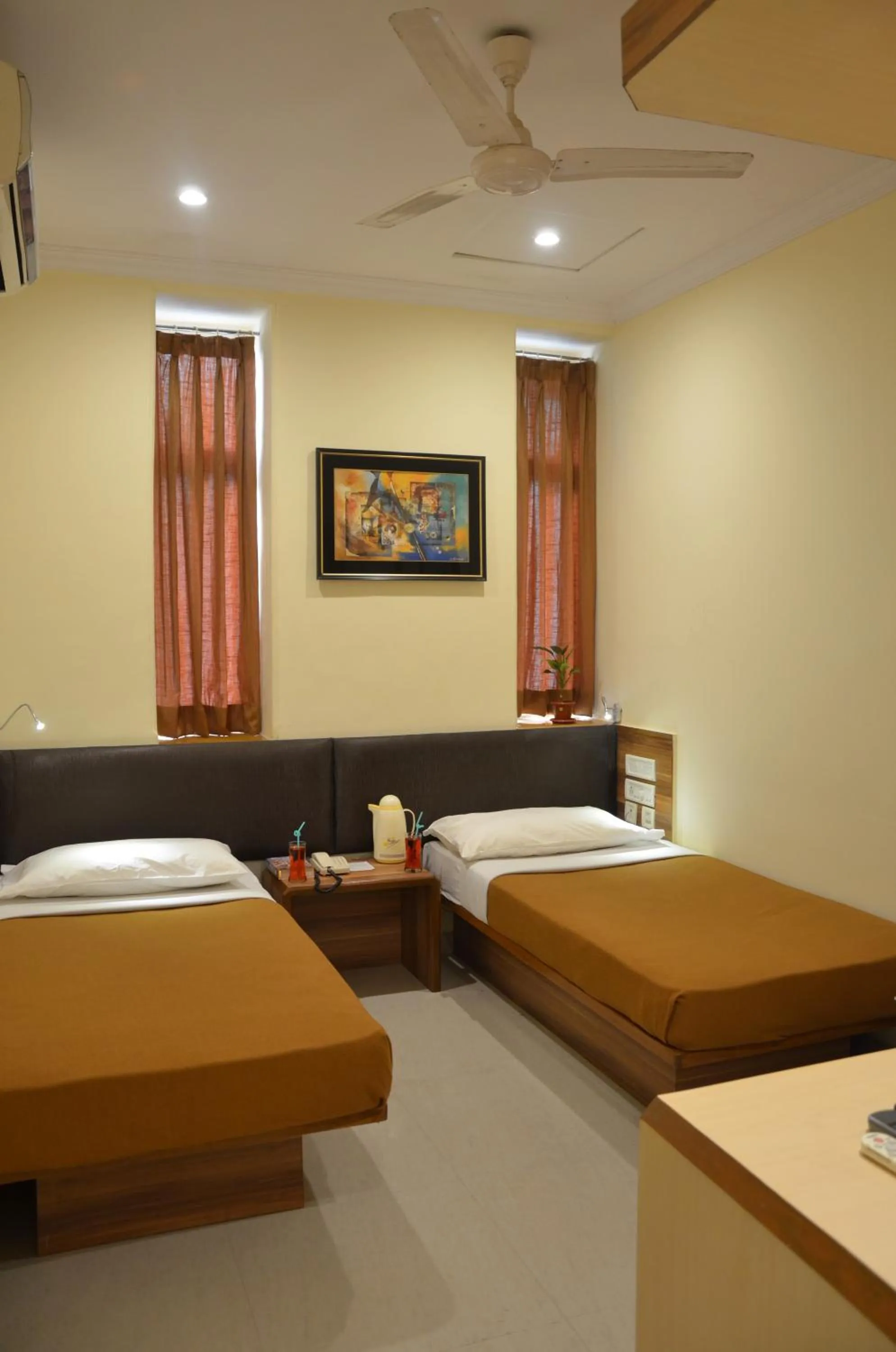 Photo of the whole room, Bed in Sea Palace Hotel - near Gateway of India