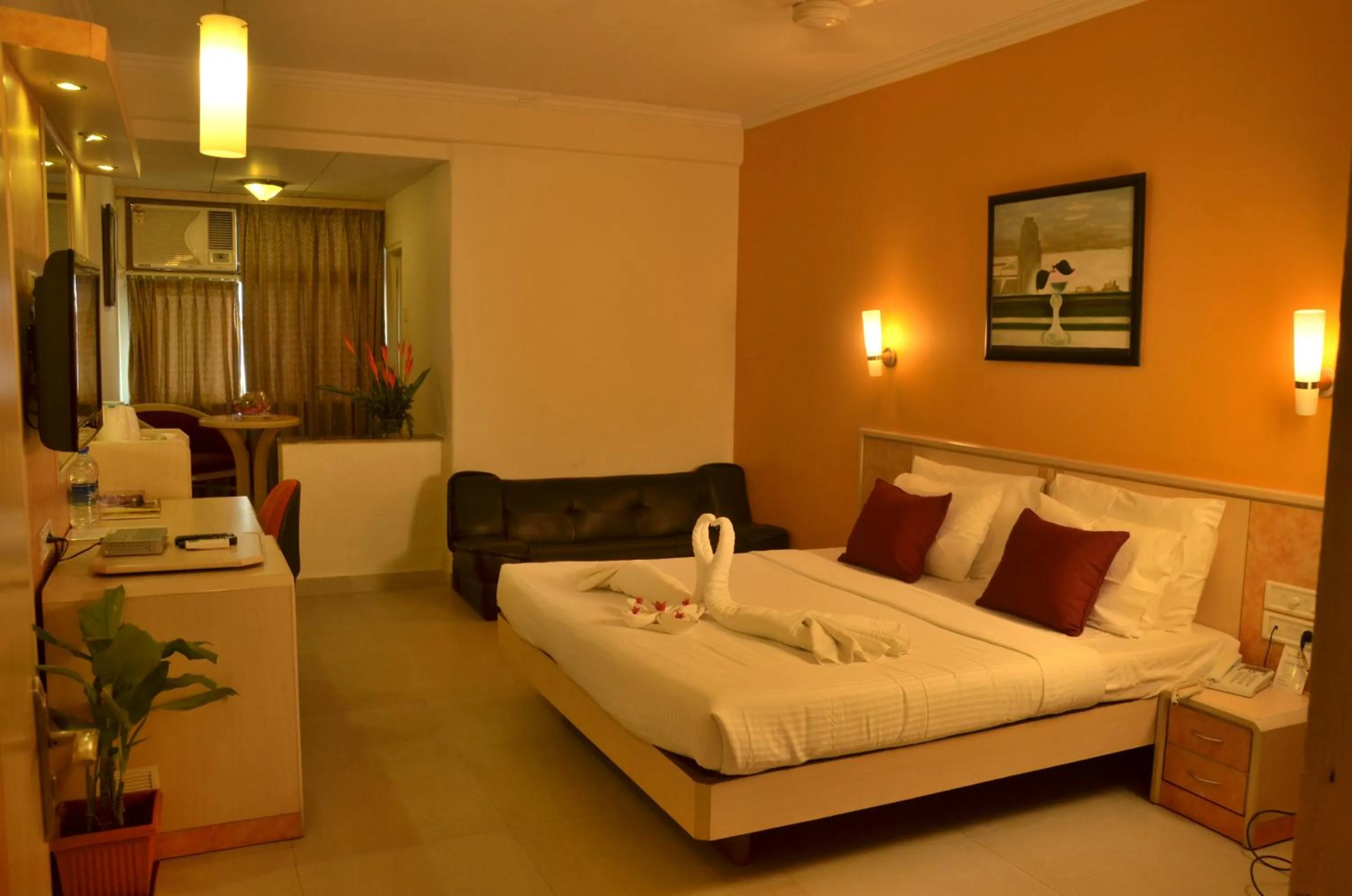 Photo of the whole room, Bed in Sea Palace Hotel - near Gateway of India