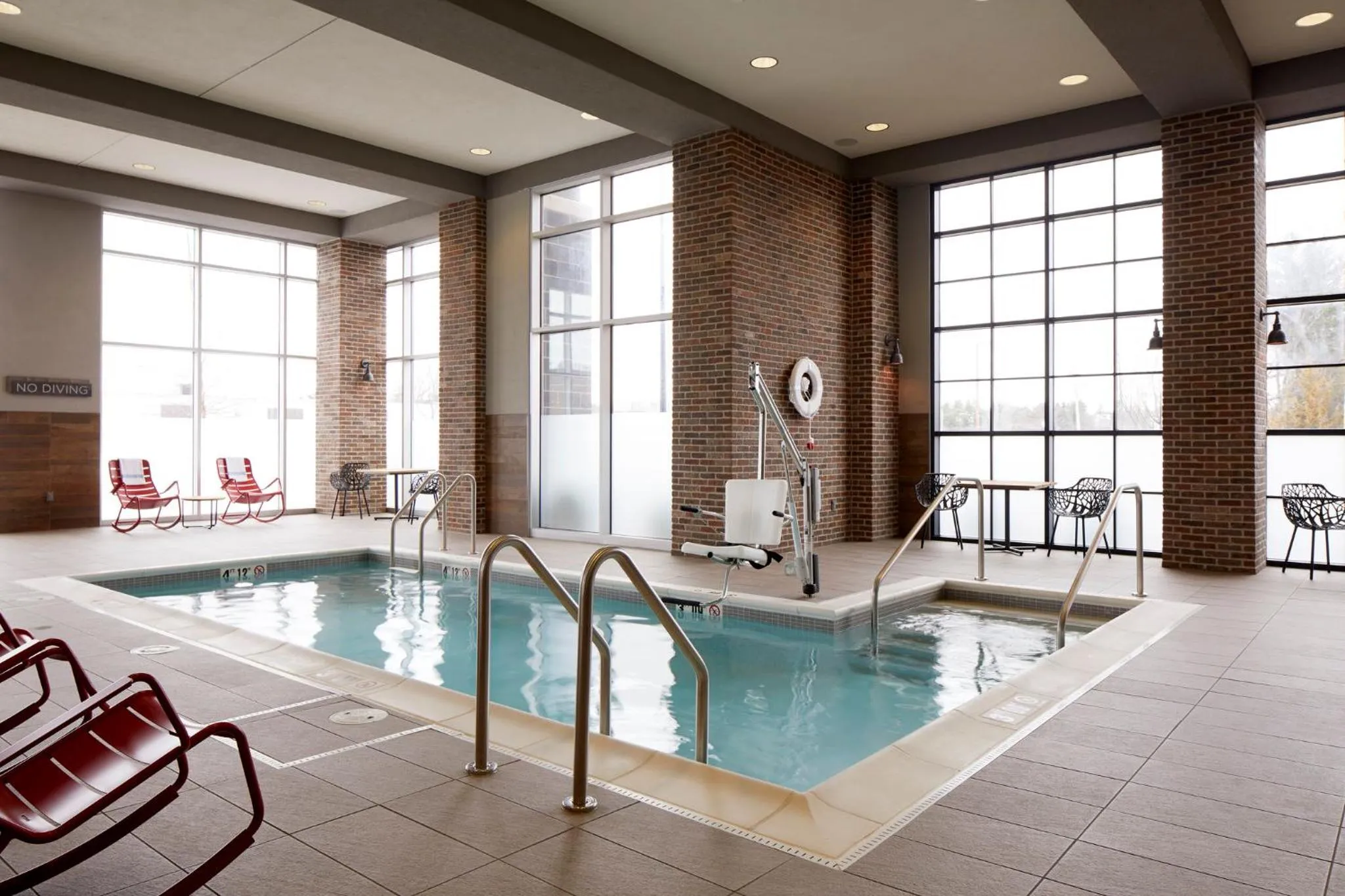 Swimming pool in Archer Hotel Boston/Burlington