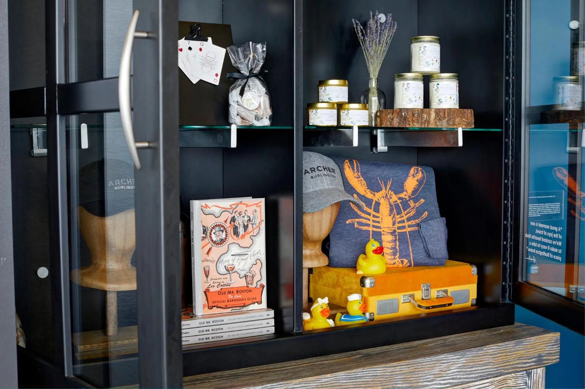 Shopping Area in Archer Hotel Boston/Burlington