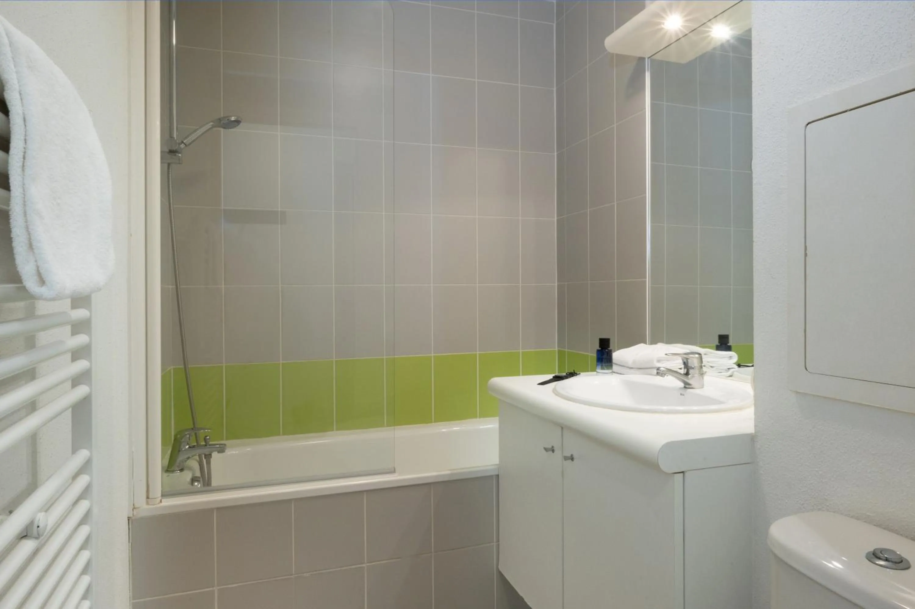 Bathroom in Nemea Appart Hotel Home Suite Nancy Centre