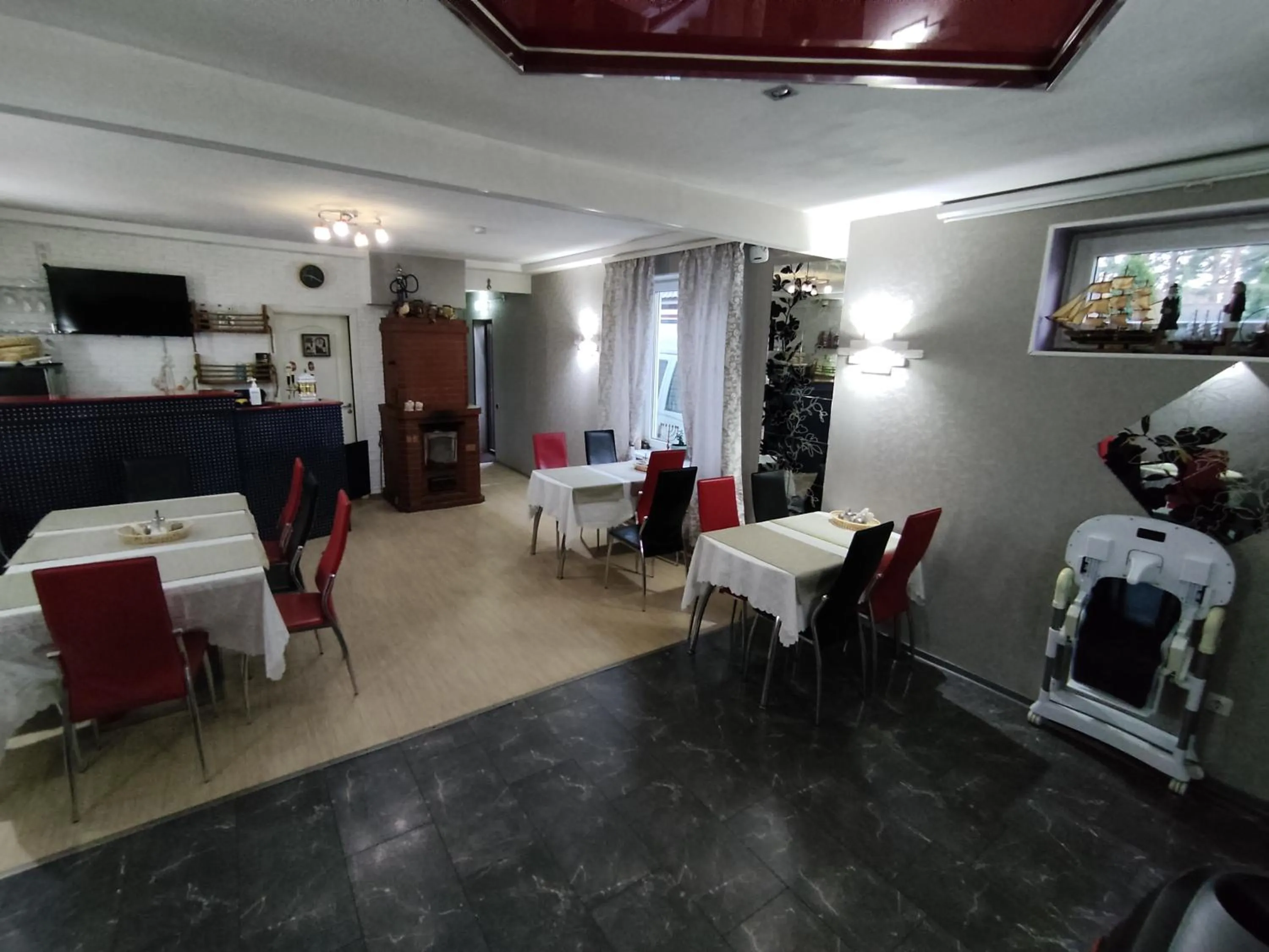 Restaurant/places to eat in Hotel Veagles