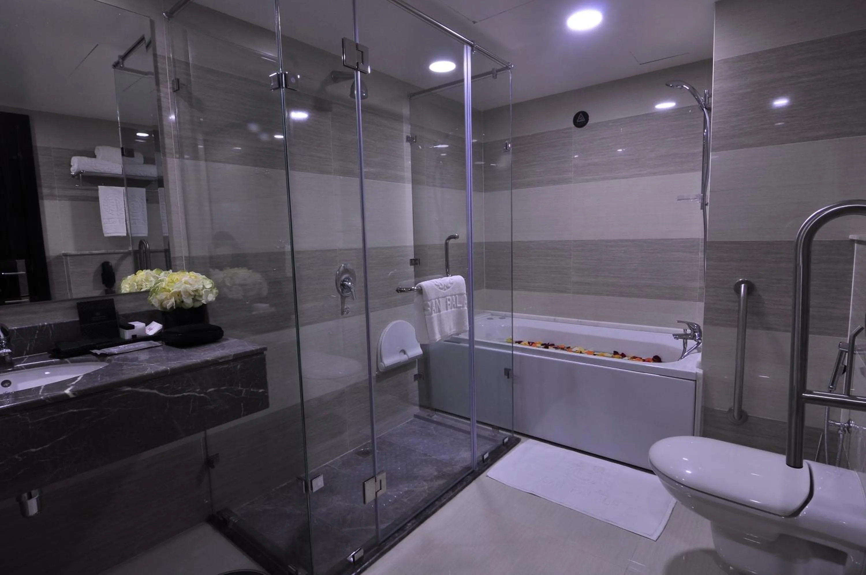 Bathroom in Frsan Palace Hotel