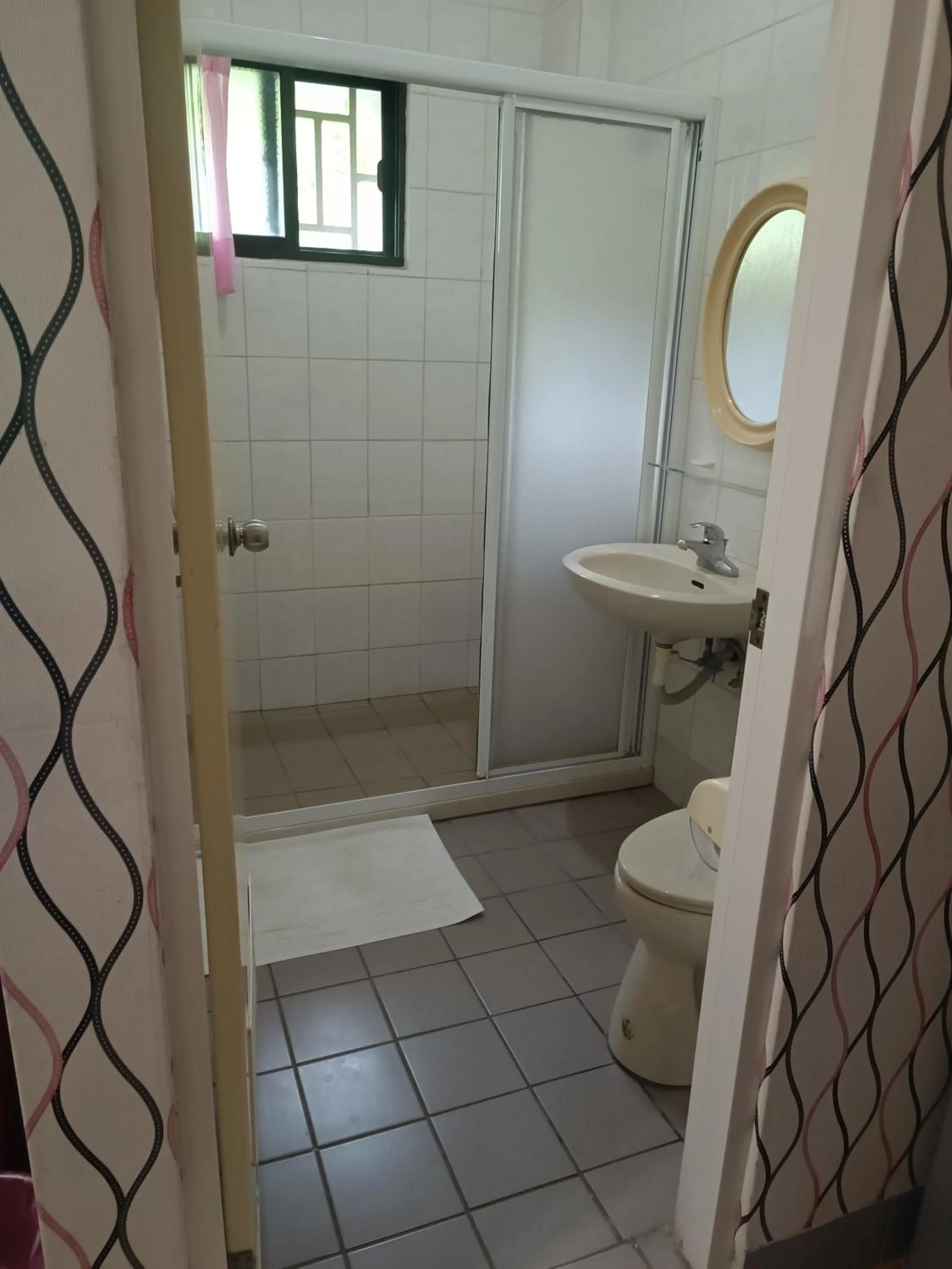 Reny Lake Warm Hostel