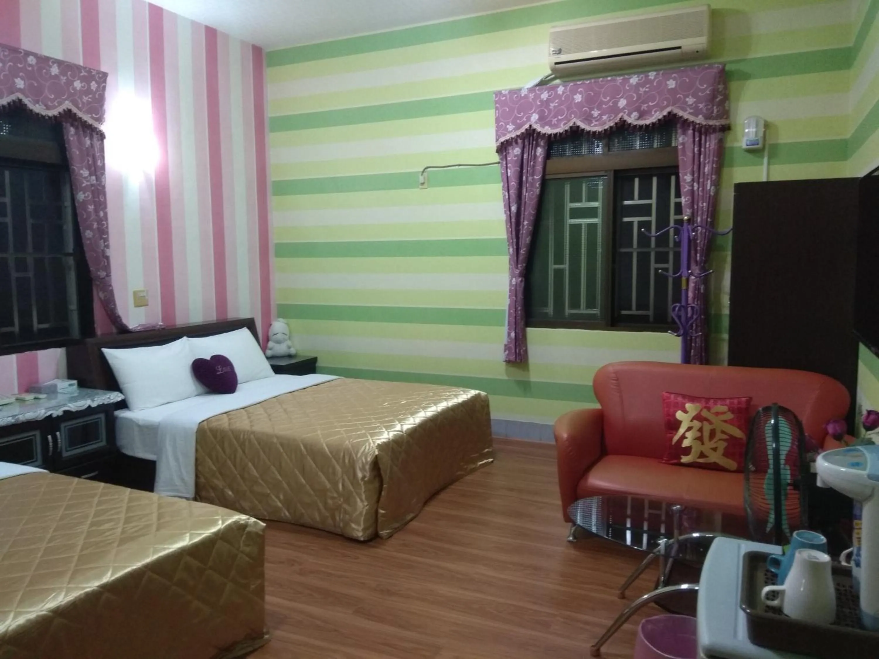 Reny Lake Warm Hostel
