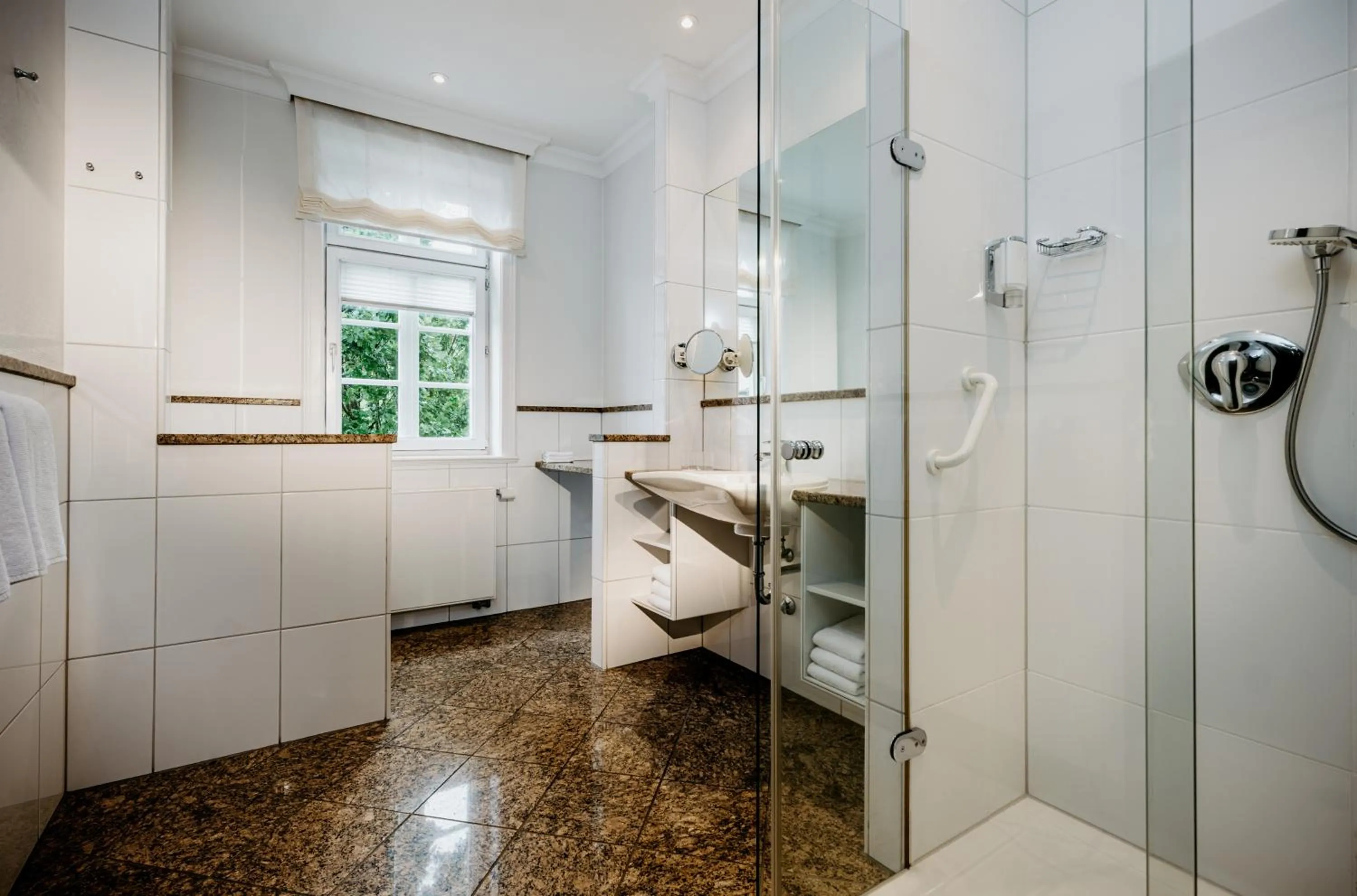 Bathroom in Niemeyers Romantik Posthotel