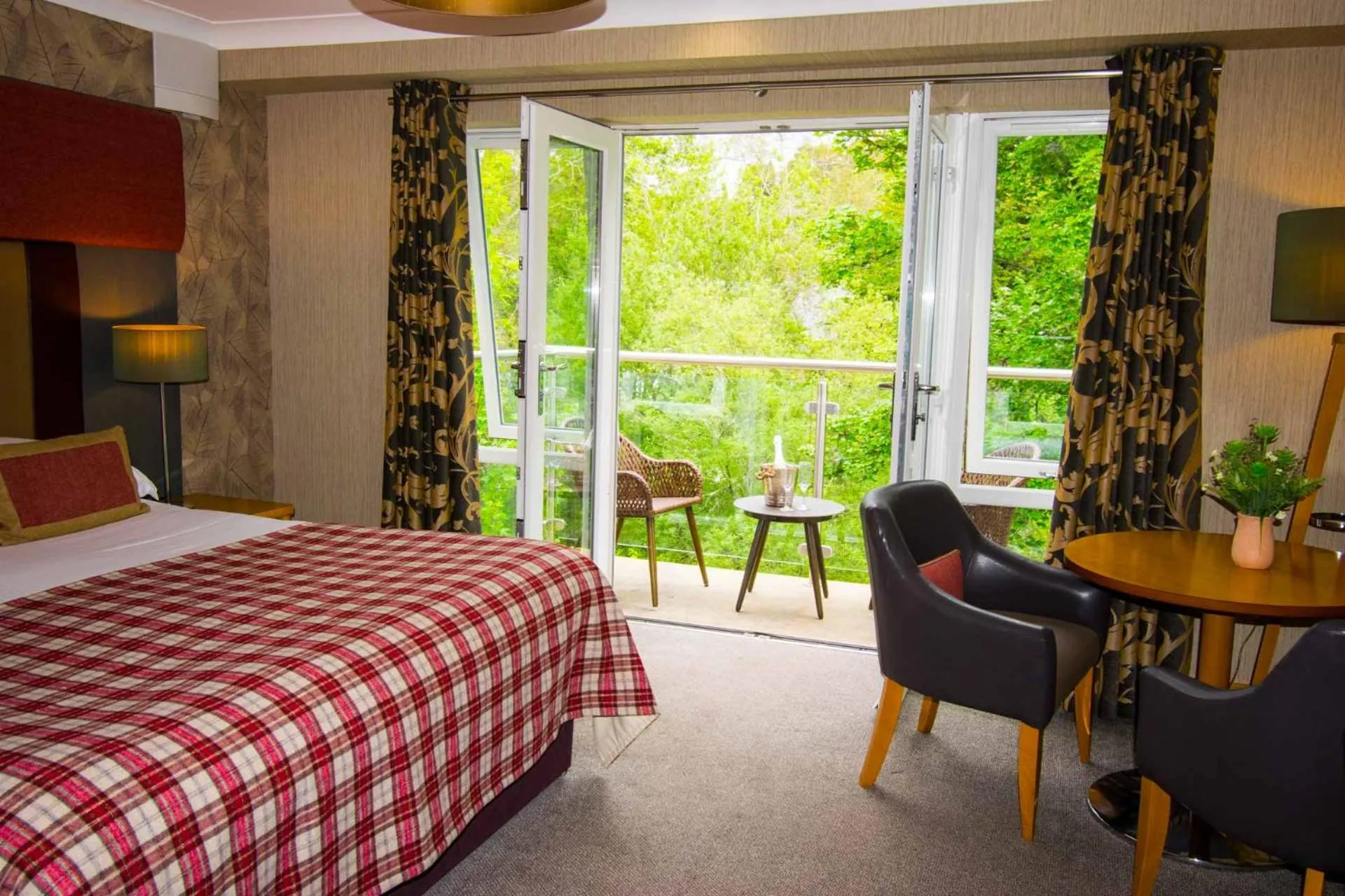 Bedroom, Bed in Craigmhor Lodge & Courtyard