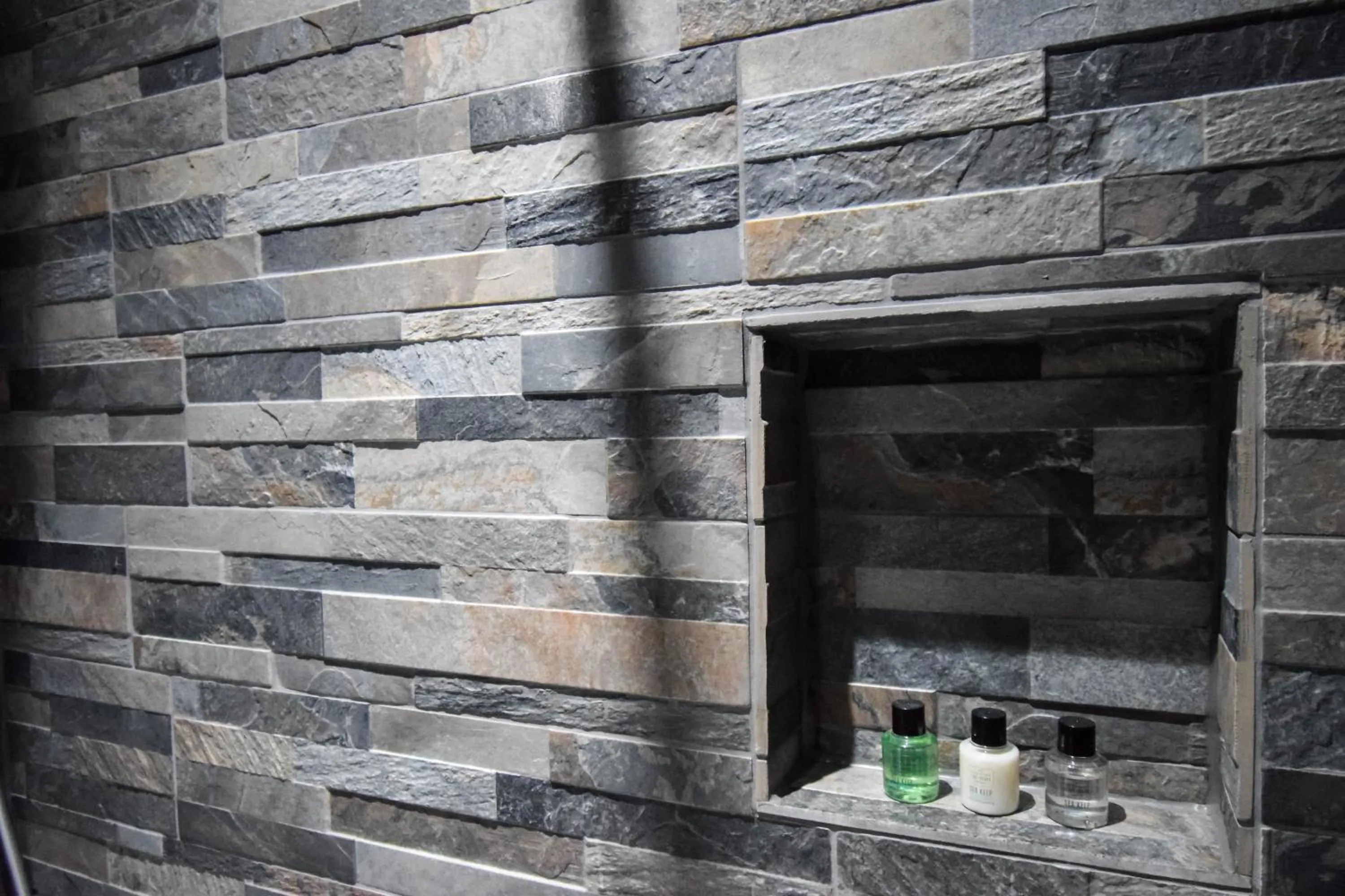 Shower in Craigmhor Lodge & Courtyard