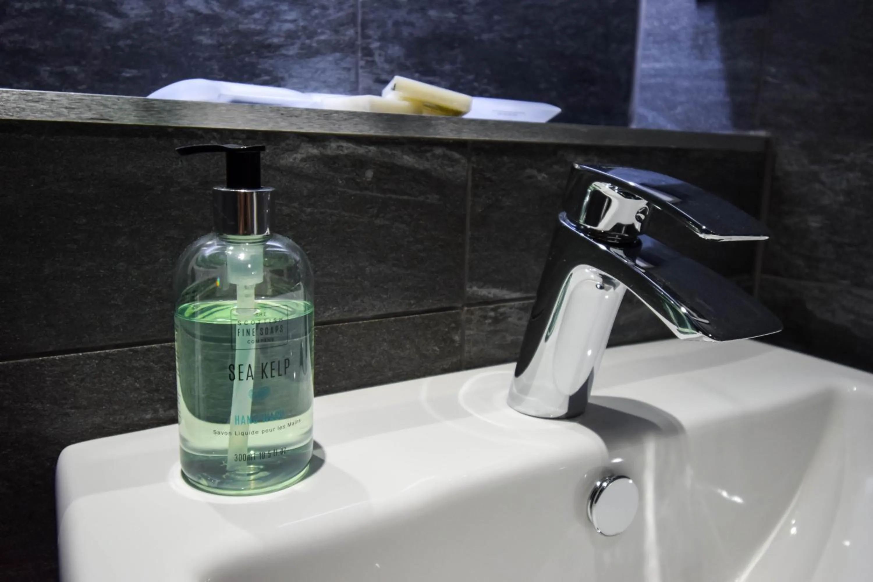 Bathroom in Craigmhor Lodge & Courtyard