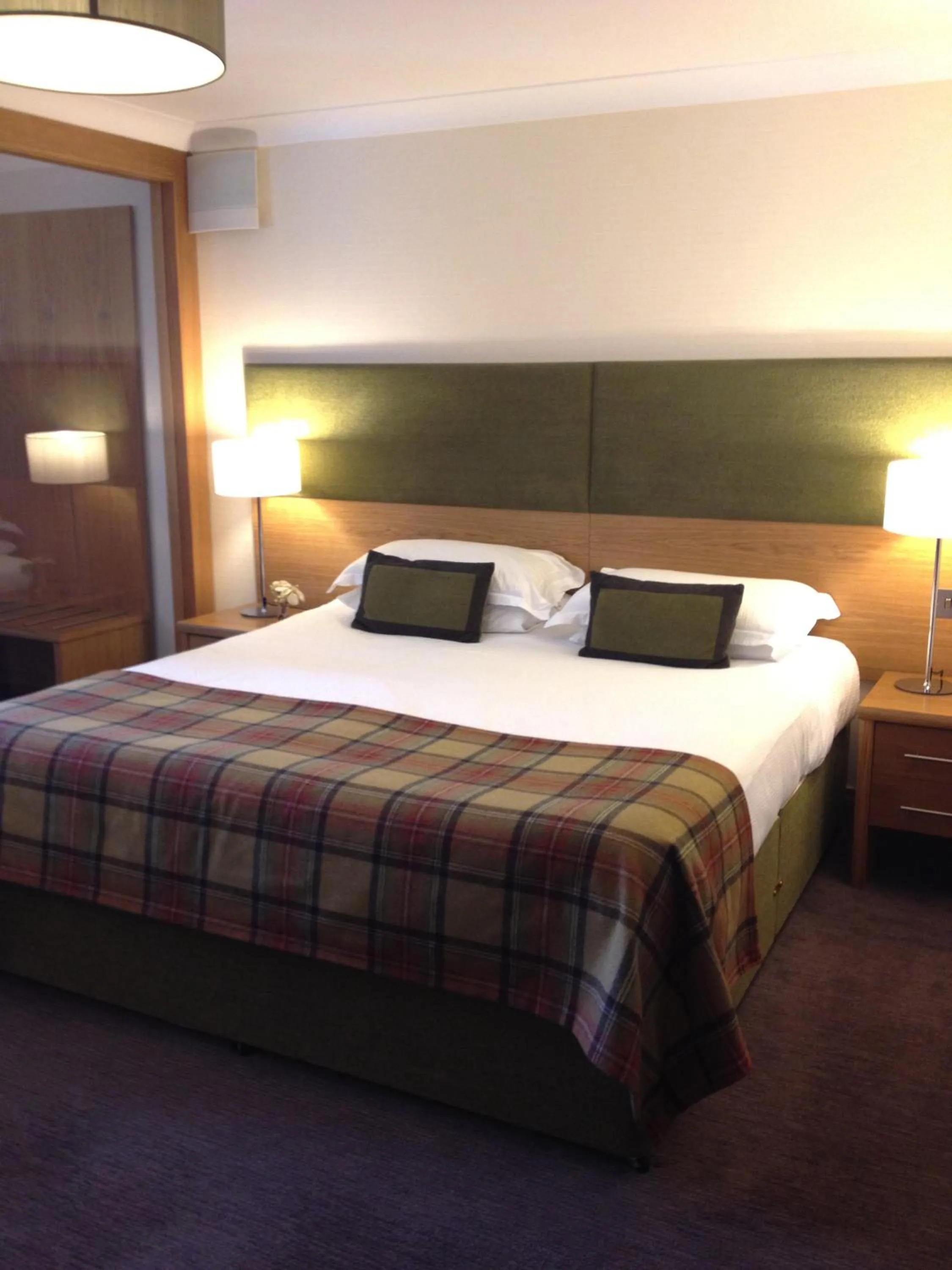 Bedroom, Bed in Craigmhor Lodge & Courtyard