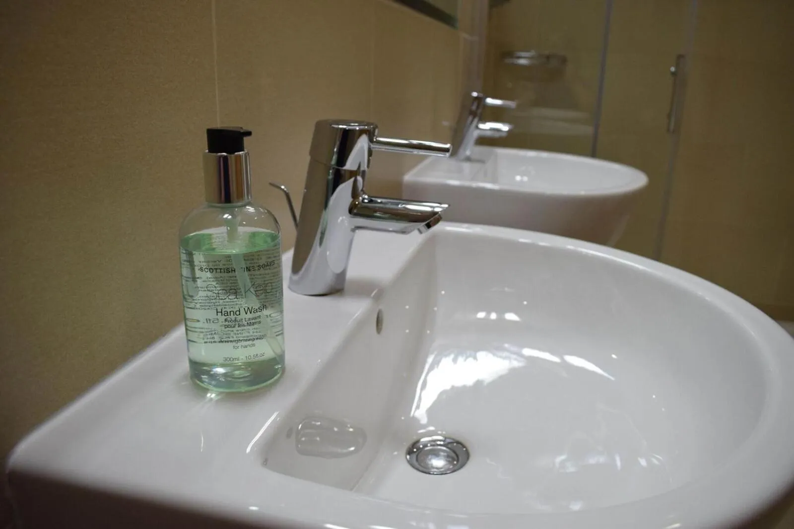 Bathroom in Craigmhor Lodge & Courtyard