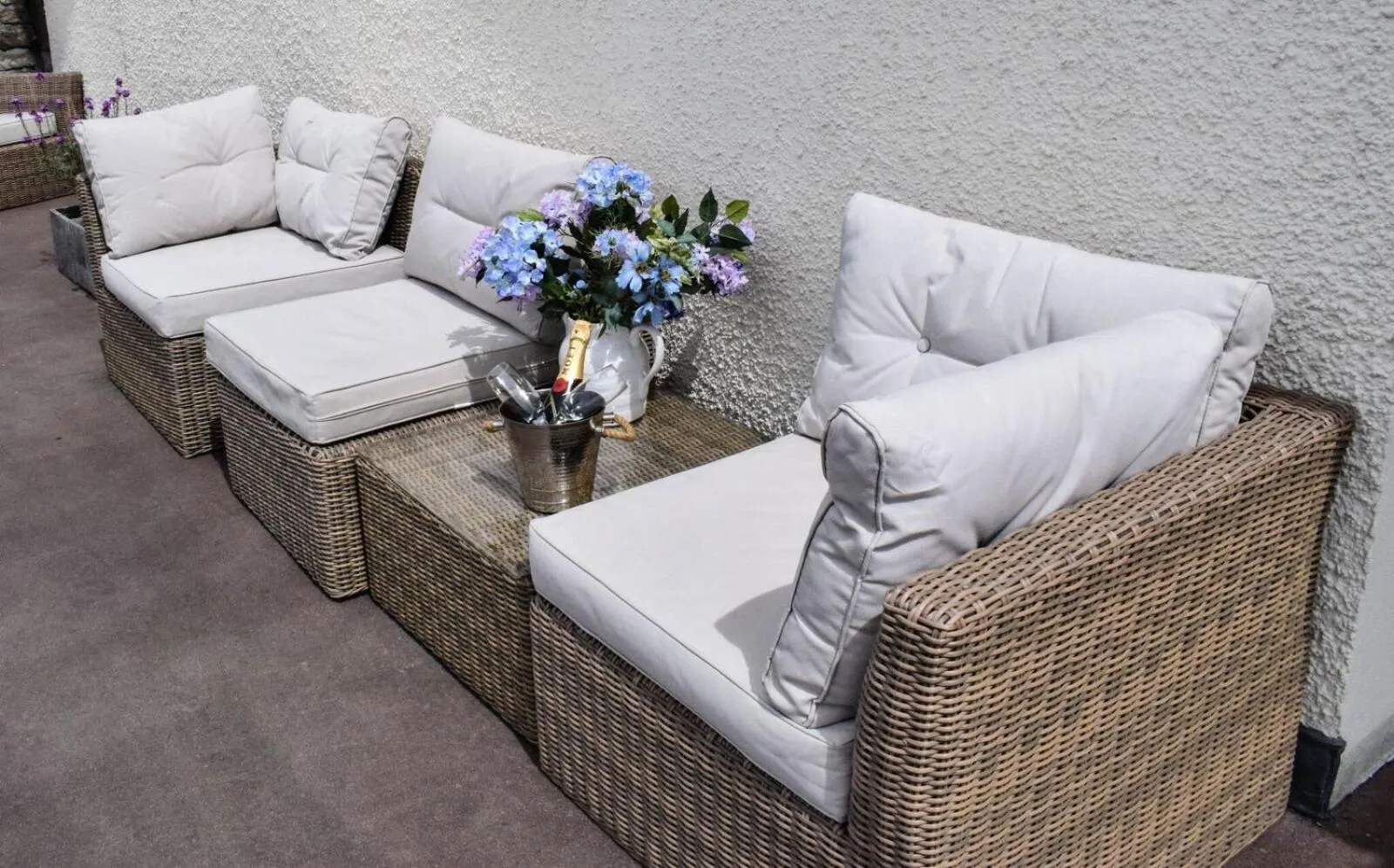 Patio in Craigmhor Lodge & Courtyard