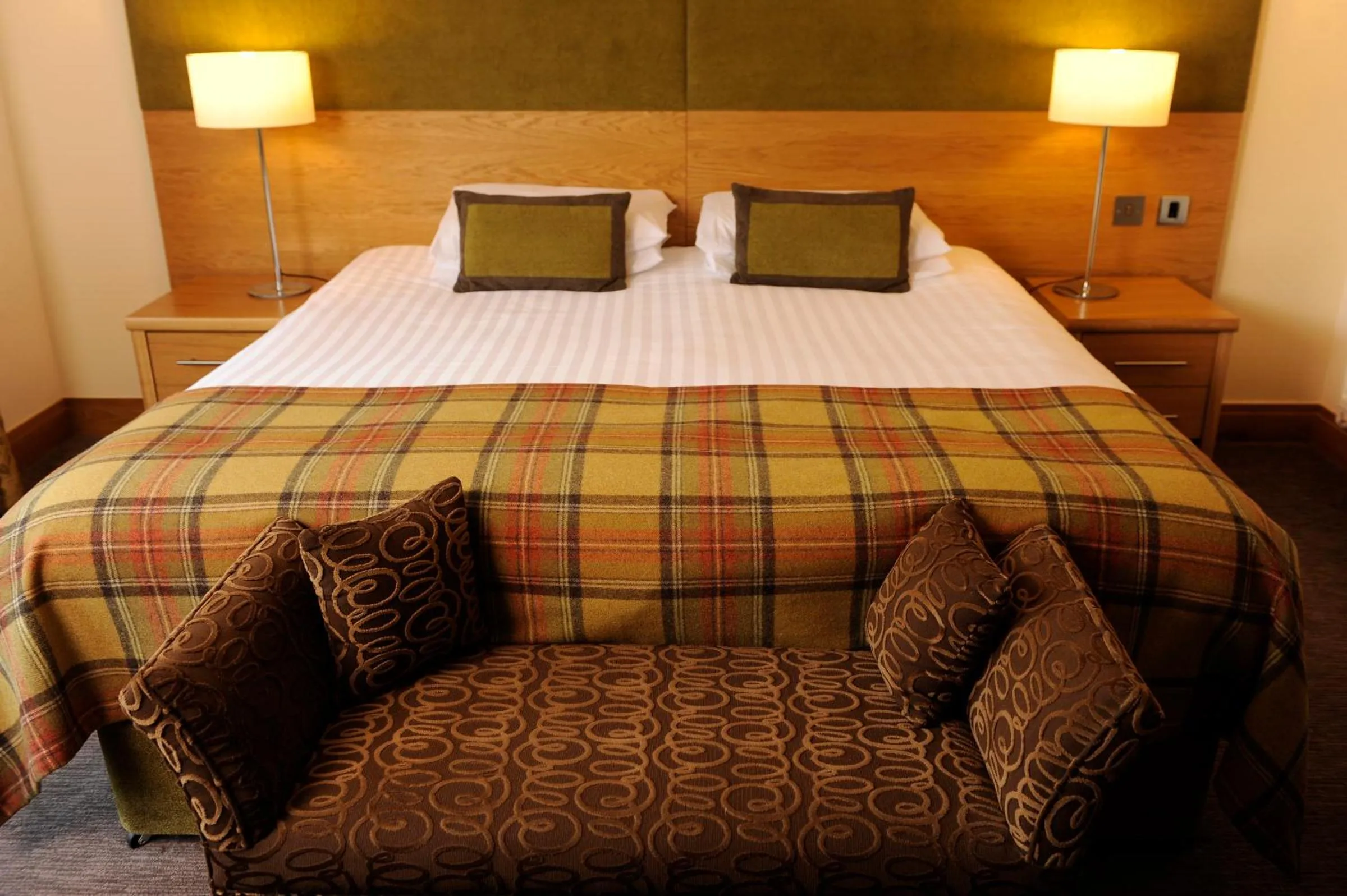 Bedroom, Bed in Craigmhor Lodge & Courtyard
