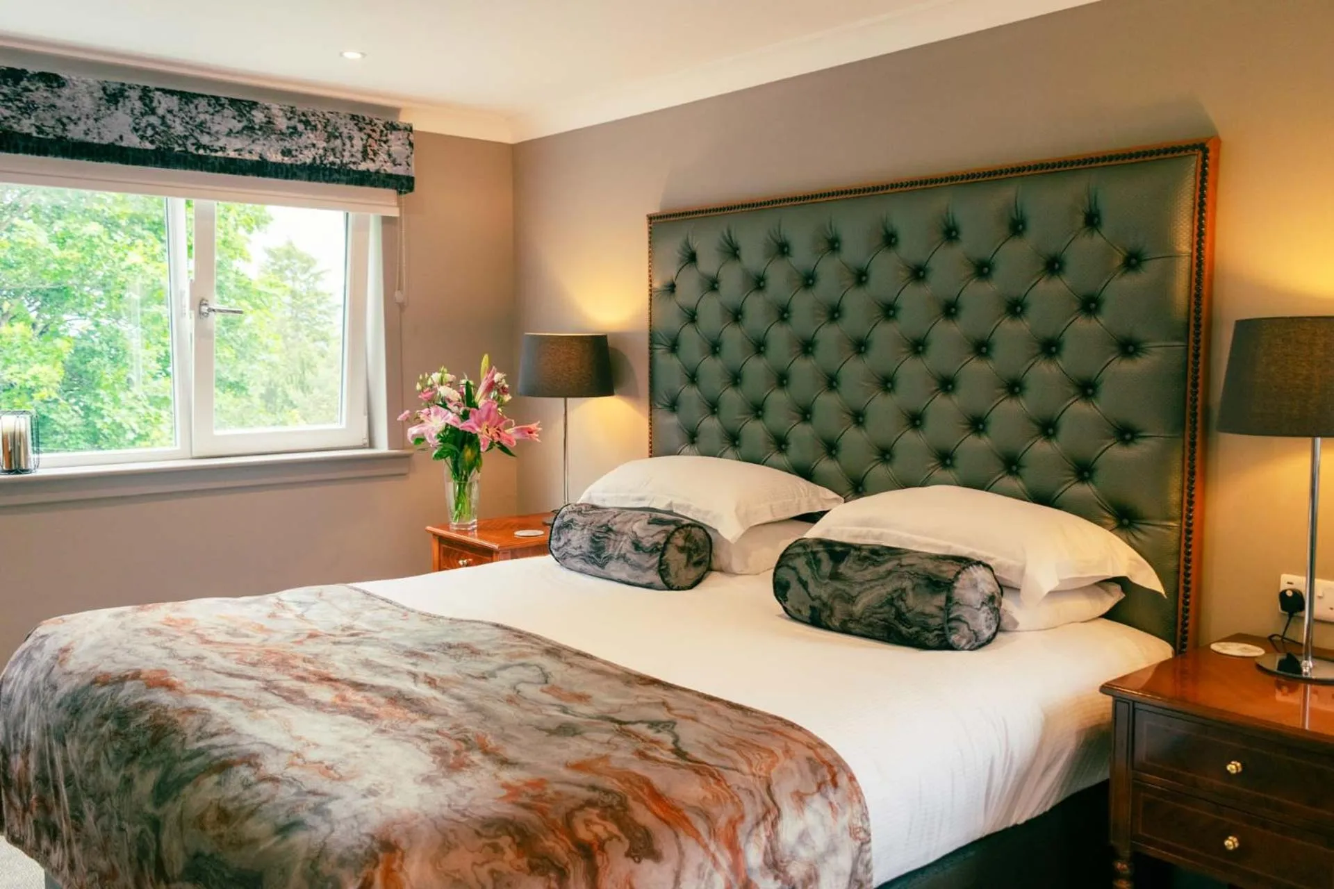 Bedroom, Bed in Craigmhor Lodge & Courtyard