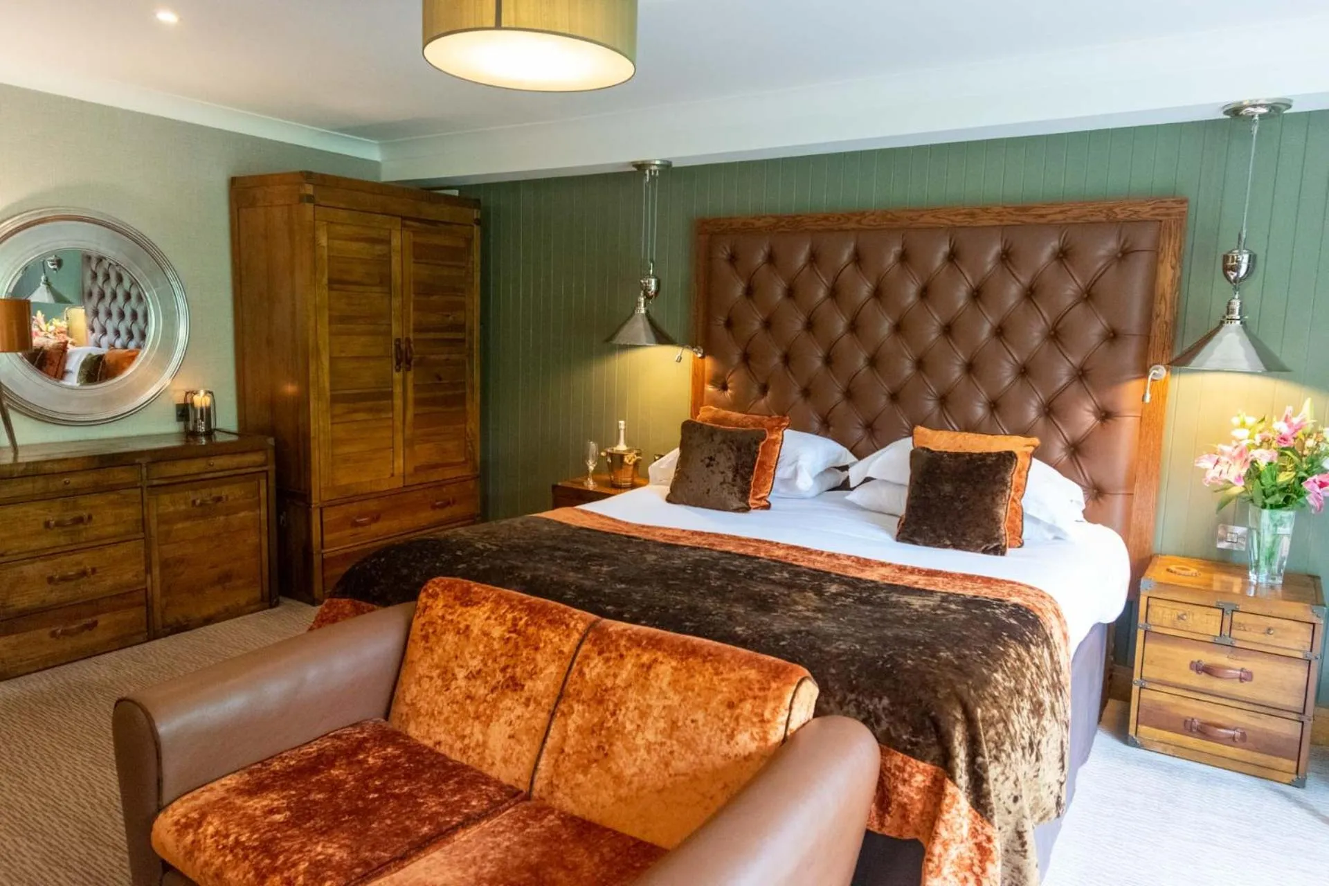 Bedroom, Bed in Craigmhor Lodge & Courtyard