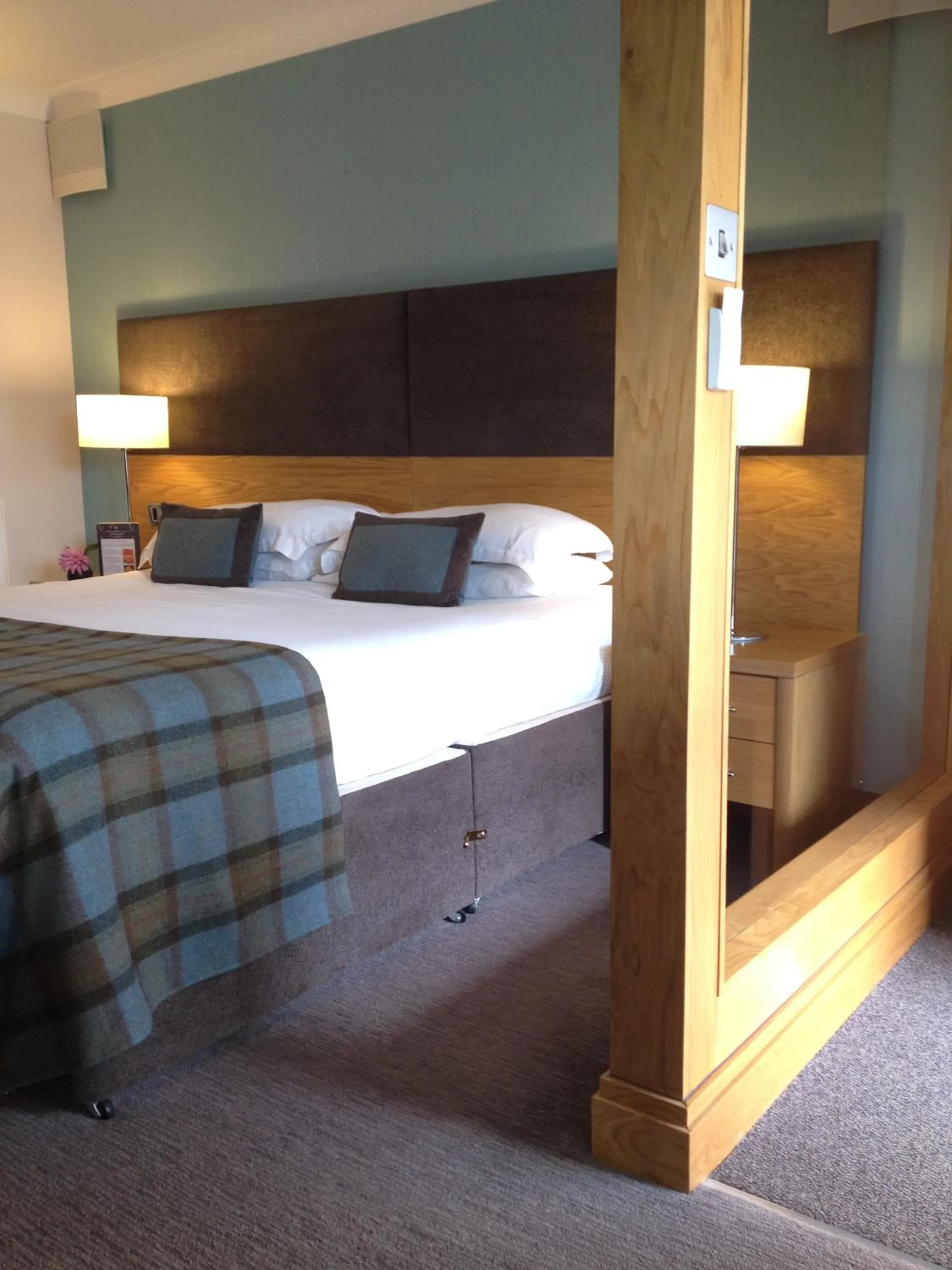 Bedroom, Bed in Craigmhor Lodge & Courtyard