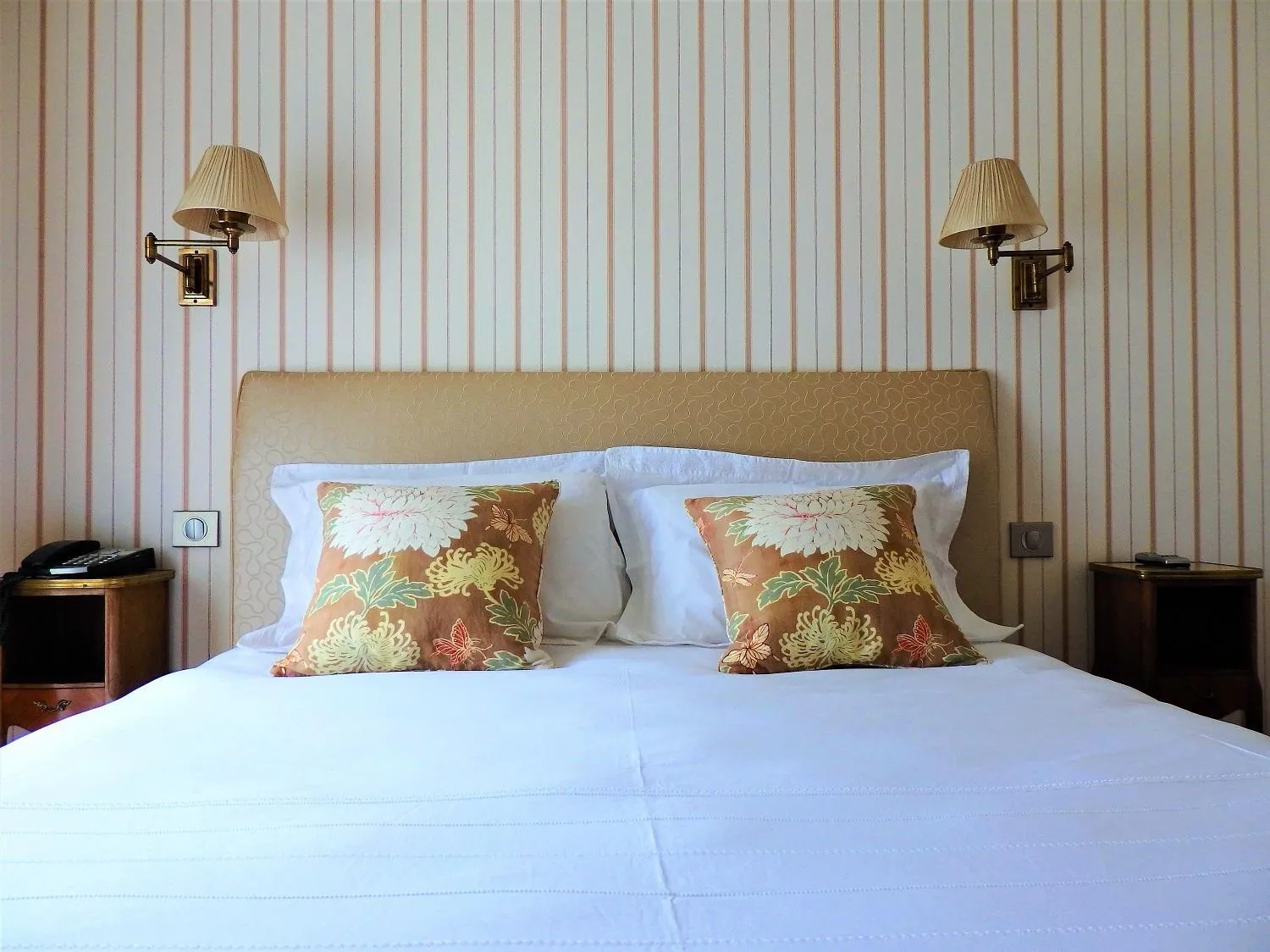 Bed in Hotel Restaurant Chartron