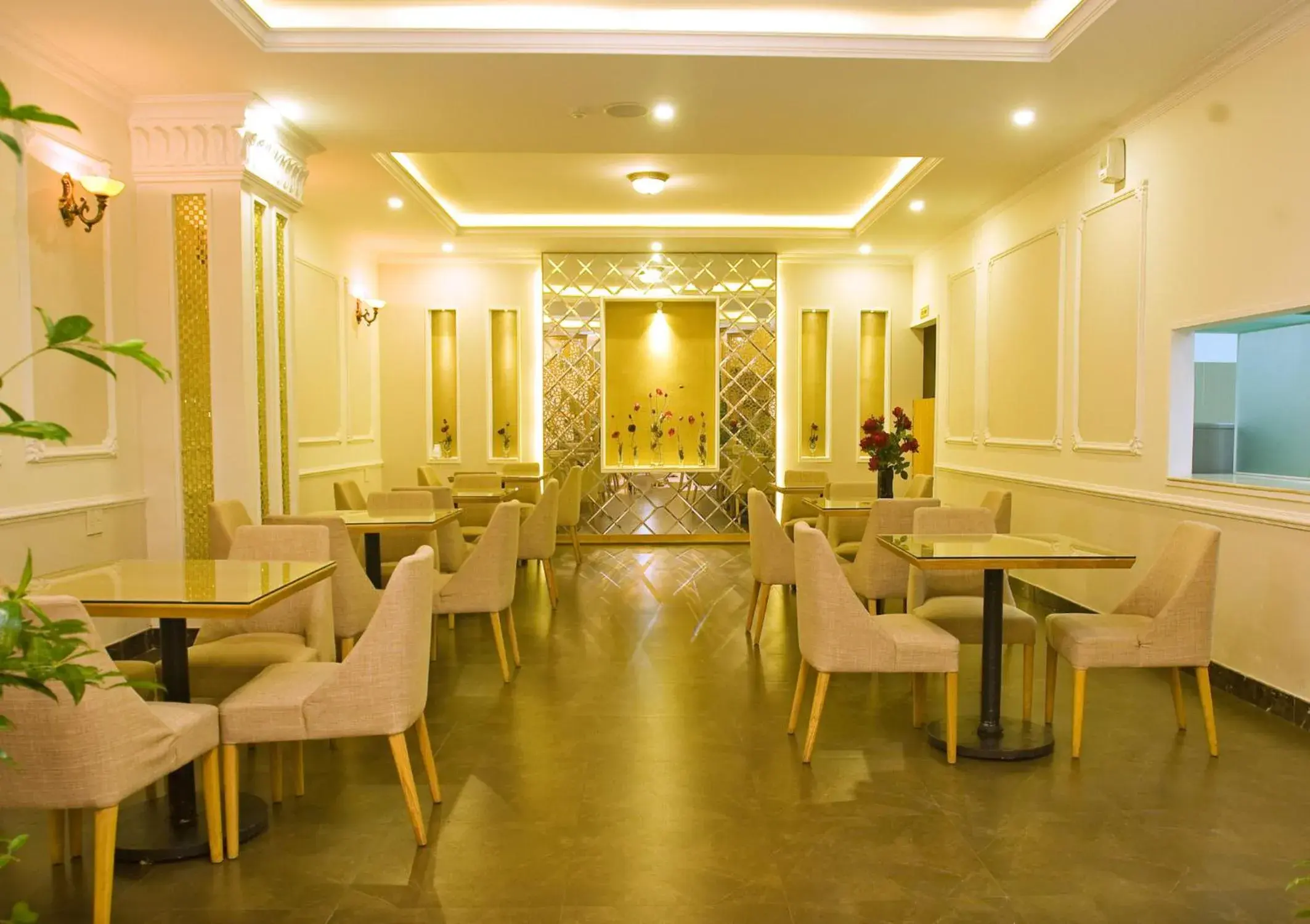 Restaurant/places to eat in Elegant Hotel Restaurant/places to eat in Elegant Hotel