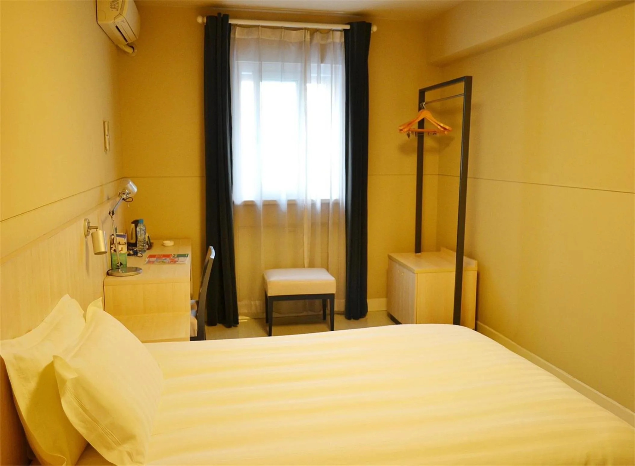 Photo of the whole room, Bed in Jinjiang Inn Changsha Dongfeng Road