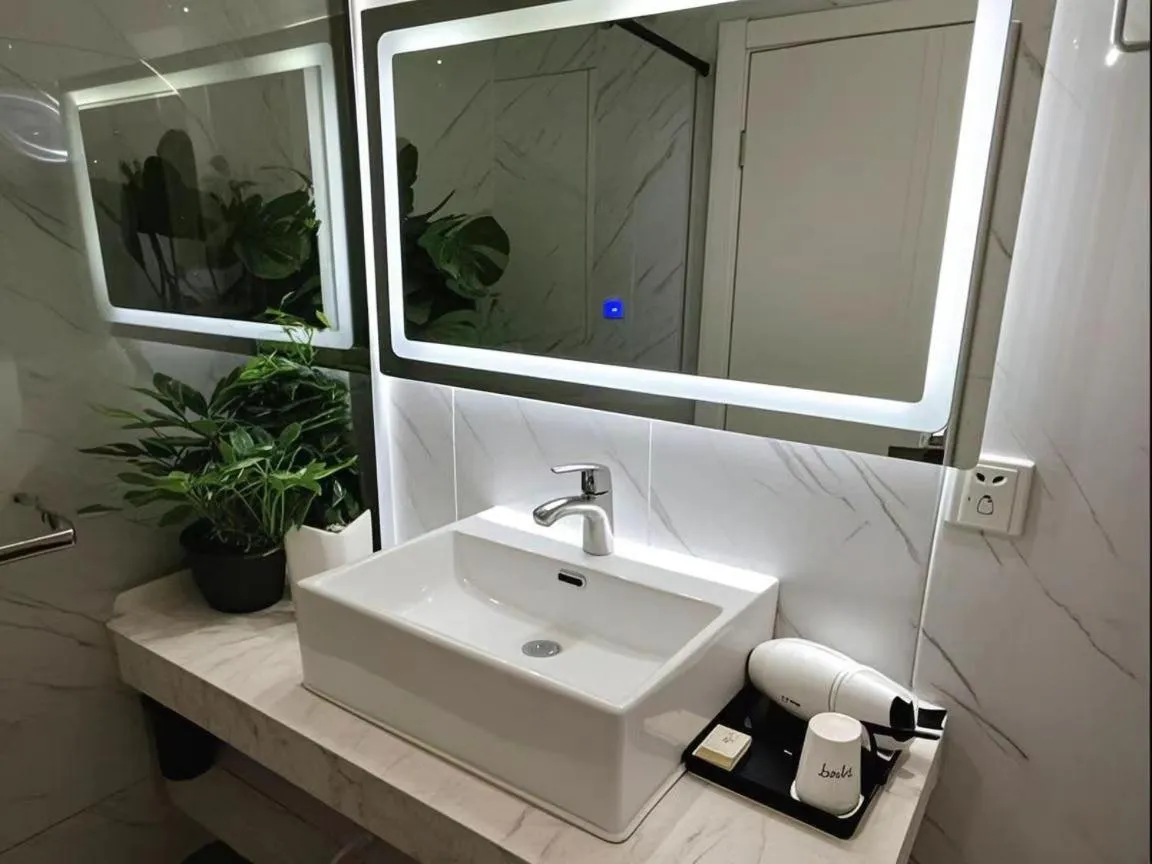 Bathroom in Longchen Holiday Hotel-close to Xintiandi and Huaihai Middle Road