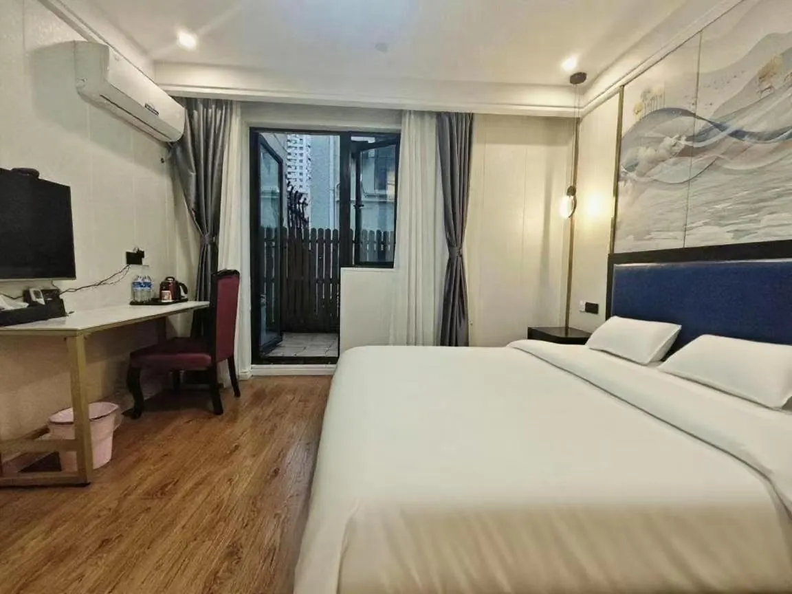 Bed in Longchen Holiday Hotel-close to Xintiandi and Huaihai Middle Road