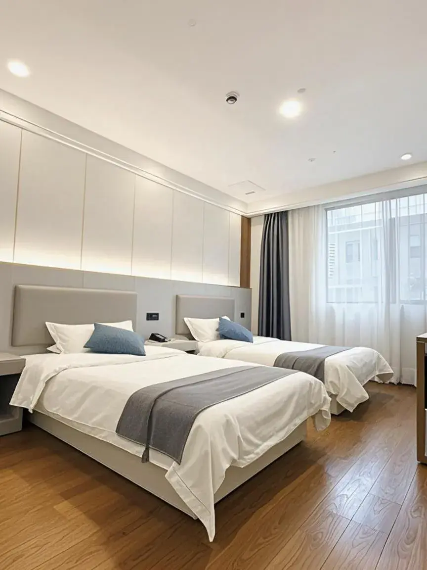Twin Room in Longchen Holiday Hotel-close to Xintiandi and Huaihai Middle Road Twin Room in Longchen Holiday Hotel-close to Xintiandi and Huaihai Middle Road
