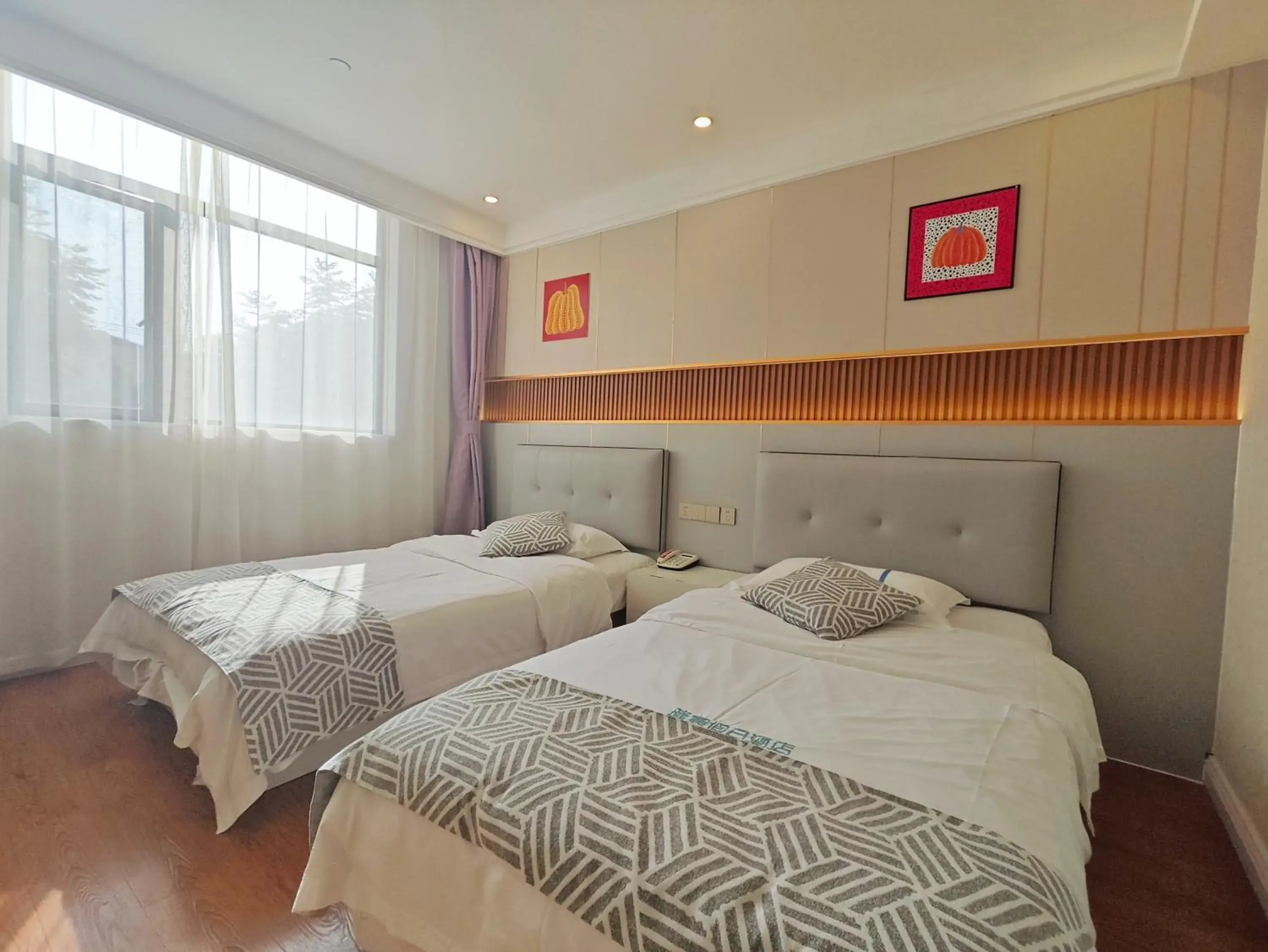 Twin Room in Longchen Holiday Hotel-close to Xintiandi and Huaihai Middle Road Twin Room in Longchen Holiday Hotel-close to Xintiandi and Huaihai Middle Road